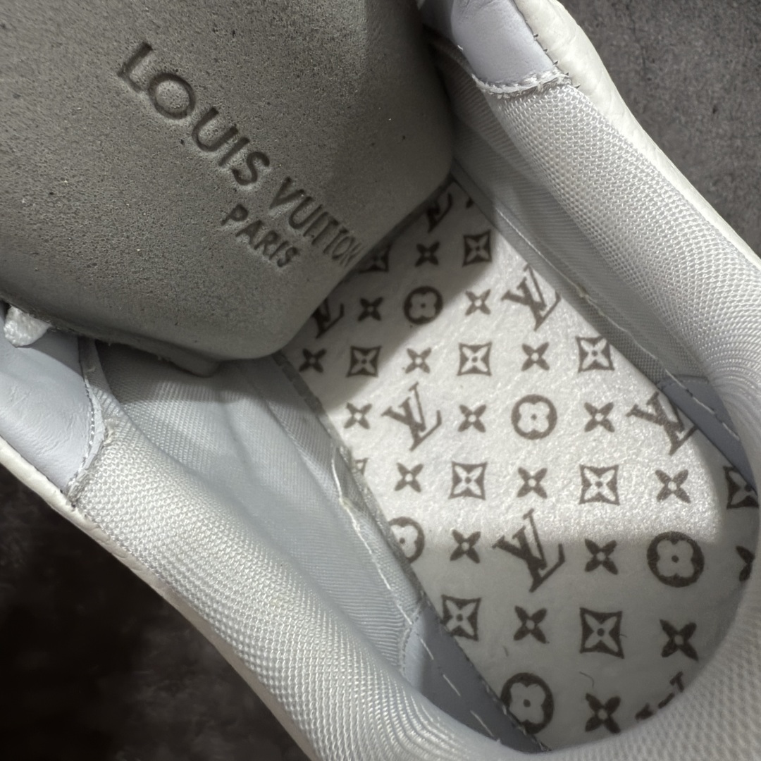 图片[10]-【私人订单】Louis Vuitton LV Trainer 系列 市场最强版 没有之一的存在💪🏻 2025最新版 同步官方星空鞋盒 礼盒包装 纯原顶级高端复刻 高端零售首选版本 购入2025 最新原版1-1开发复刻 相似度百分之99 大货拿在手上无法辨别真假 全鞋身做工精细 进口西班牙3mm斗牛皮摔荔纹韧度拉力十足 鞋面压花长时间不会消失 独家网版开模侧边饰VU ITTON标志与正品完全一致 侧面白荔皮压花凹凸立体感直接媲美正品 新版正品欧斯耐高弹160垫脚 脚感超舒适 独家底磨特供双色TPU组合大底 大底采用进口橡胶树材质套包工艺 固特异缝合锁边空胶工艺 永不开胶断线。 全套专柜24年底圣诞节限定包装，另有经典黄盒包装可选配。 专柜统一尺码（偏大一码）全网独家半码 女码：35 35.5 36 36.5 37 37.5 38 38.5 39 男码：39 40 40.5 41 41.5 42 42.5 43 43.5 44 44.5 45 46 47 （欧码 皮鞋尺码）比运动鞋大一码 全网独家做到最大47码 偏大一码 45=46 46=47 47=48 独家私模-选品中心