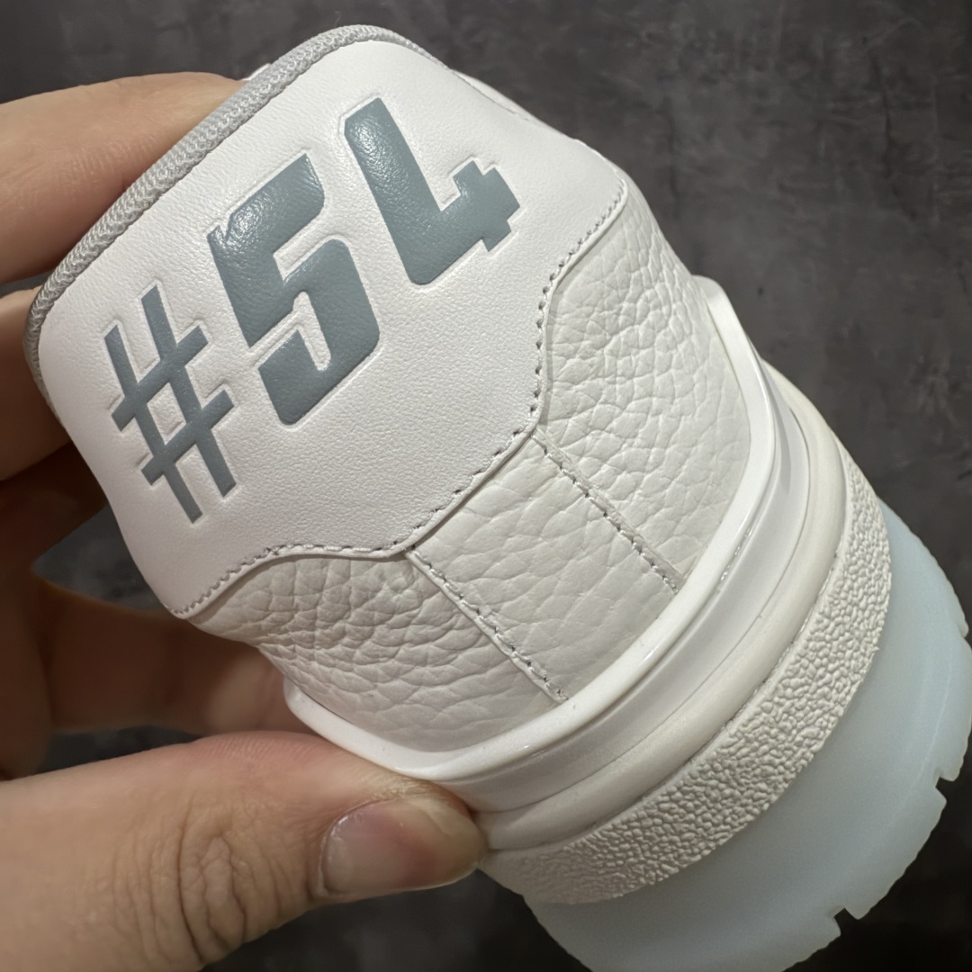 图片[2]-【私人订单】Louis Vuitton LV Trainer 系列 市场最强版 没有之一的存在💪🏻 2025最新版 同步官方星空鞋盒 礼盒包装 纯原顶级高端复刻 高端零售首选版本 购入2025 最新原版1-1开发复刻 相似度百分之99 大货拿在手上无法辨别真假 全鞋身做工精细 进口西班牙3mm斗牛皮摔荔纹韧度拉力十足 鞋面压花长时间不会消失 独家网版开模侧边饰VU ITTON标志与正品完全一致 侧面白荔皮压花凹凸立体感直接媲美正品 新版正品欧斯耐高弹160垫脚 脚感超舒适 独家底磨特供双色TPU组合大底 大底采用进口橡胶树材质套包工艺 固特异缝合锁边空胶工艺 永不开胶断线。 全套专柜24年底圣诞节限定包装，另有经典黄盒包装可选配。 专柜统一尺码（偏大一码）全网独家半码 女码：35 35.5 36 36.5 37 37.5 38 38.5 39 男码：39 40 40.5 41 41.5 42 42.5 43 43.5 44 44.5 45 46 47 （欧码 皮鞋尺码）比运动鞋大一码 全网独家做到最大47码 偏大一码 45=46 46=47 47=48 独家私模-选品中心