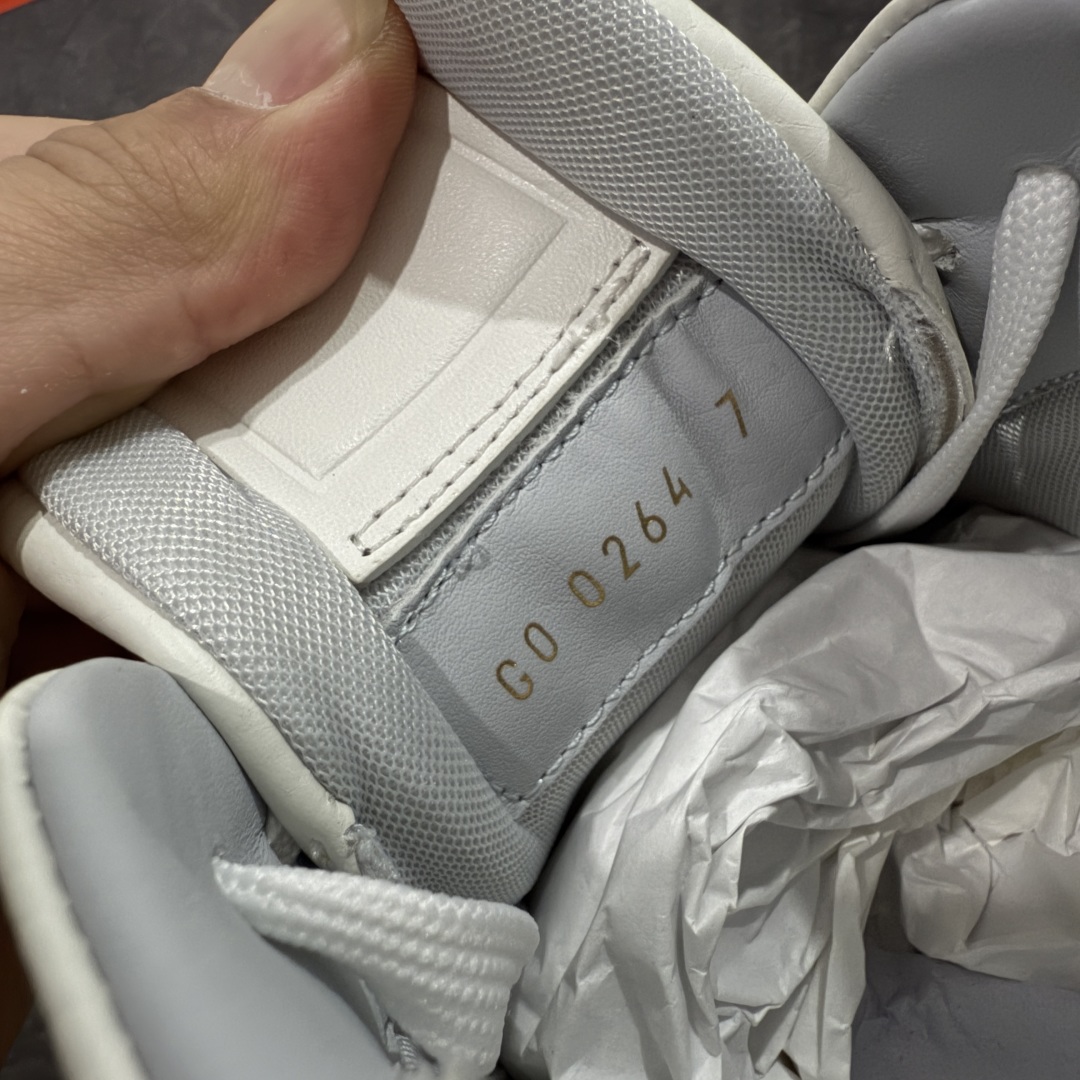 图片[8]-【私人订单】Louis Vuitton LV Trainer 系列 市场最强版 没有之一的存在💪🏻 2025最新版 同步官方星空鞋盒 礼盒包装 纯原顶级高端复刻 高端零售首选版本 购入2025 最新原版1-1开发复刻 相似度百分之99 大货拿在手上无法辨别真假 全鞋身做工精细 进口西班牙3mm斗牛皮摔荔纹韧度拉力十足 鞋面压花长时间不会消失 独家网版开模侧边饰VU ITTON标志与正品完全一致 侧面白荔皮压花凹凸立体感直接媲美正品 新版正品欧斯耐高弹160垫脚 脚感超舒适 独家底磨特供双色TPU组合大底 大底采用进口橡胶树材质套包工艺 固特异缝合锁边空胶工艺 永不开胶断线。 全套专柜24年底圣诞节限定包装，另有经典黄盒包装可选配。 专柜统一尺码（偏大一码）全网独家半码 女码：35 35.5 36 36.5 37 37.5 38 38.5 39 男码：39 40 40.5 41 41.5 42 42.5 43 43.5 44 44.5 45 46 47 （欧码 皮鞋尺码）比运动鞋大一码 全网独家做到最大47码 偏大一码 45=46 46=47 47=48 独家私模-选品中心