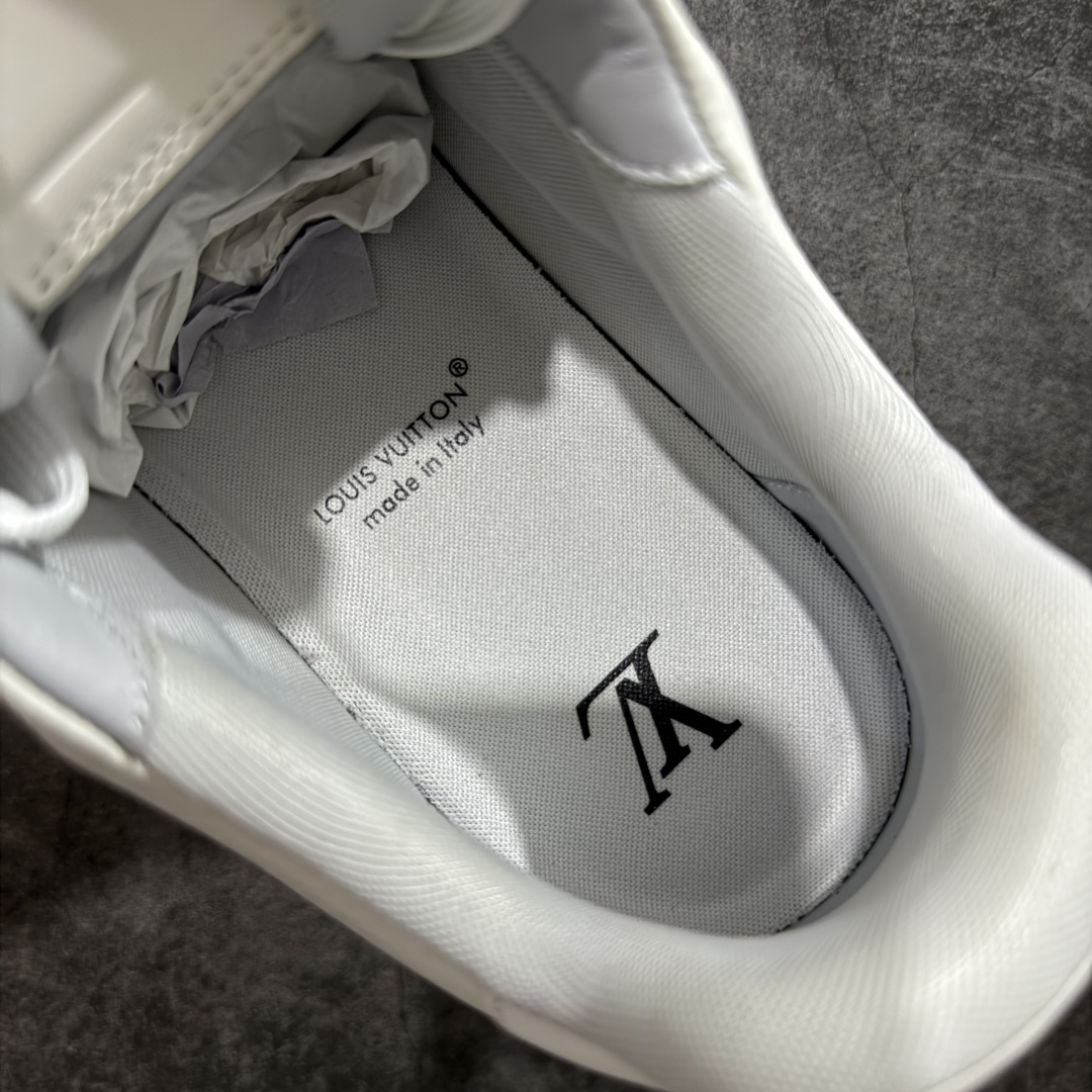 图片[9]-【私人订单】Louis Vuitton LV Trainer 系列 市场最强版 没有之一的存在💪🏻 2025最新版 同步官方星空鞋盒 礼盒包装 纯原顶级高端复刻 高端零售首选版本 购入2025 最新原版1-1开发复刻 相似度百分之99 大货拿在手上无法辨别真假 全鞋身做工精细 进口西班牙3mm斗牛皮摔荔纹韧度拉力十足 鞋面压花长时间不会消失 独家网版开模侧边饰VU ITTON标志与正品完全一致 侧面白荔皮压花凹凸立体感直接媲美正品 新版正品欧斯耐高弹160垫脚 脚感超舒适 独家底磨特供双色TPU组合大底 大底采用进口橡胶树材质套包工艺 固特异缝合锁边空胶工艺 永不开胶断线。 全套专柜24年底圣诞节限定包装，另有经典黄盒包装可选配。 专柜统一尺码（偏大一码）全网独家半码 女码：35 35.5 36 36.5 37 37.5 38 38.5 39 男码：39 40 40.5 41 41.5 42 42.5 43 43.5 44 44.5 45 46 47 （欧码 皮鞋尺码）比运动鞋大一码 全网独家做到最大47码 偏大一码 45=46 46=47 47=48 独家私模-选品中心