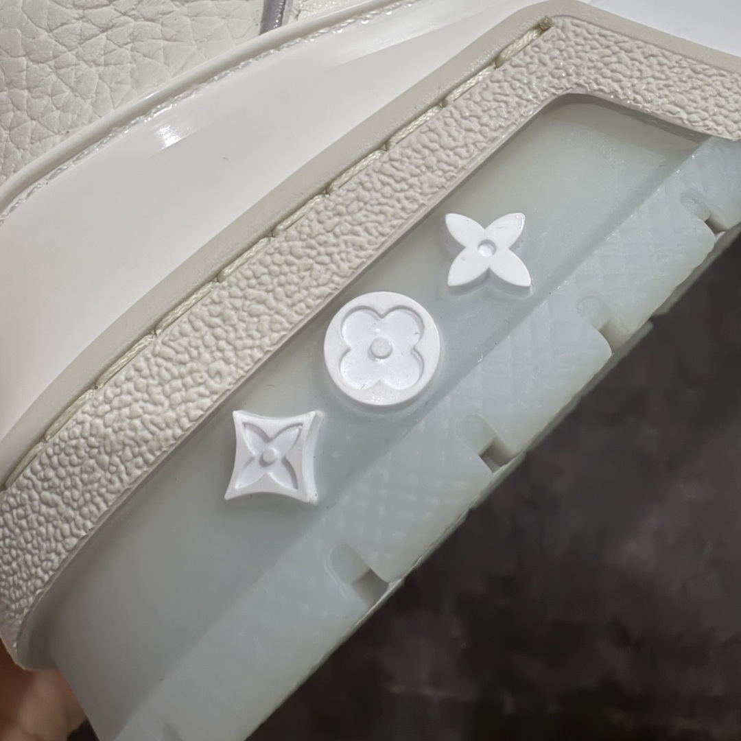 图片[3]-【私人订单】Louis Vuitton LV Trainer 系列 市场最强版 没有之一的存在💪🏻 2025最新版 同步官方星空鞋盒 礼盒包装 纯原顶级高端复刻 高端零售首选版本 购入2025 最新原版1-1开发复刻 相似度百分之99 大货拿在手上无法辨别真假 全鞋身做工精细 进口西班牙3mm斗牛皮摔荔纹韧度拉力十足 鞋面压花长时间不会消失 独家网版开模侧边饰VU ITTON标志与正品完全一致 侧面白荔皮压花凹凸立体感直接媲美正品 新版正品欧斯耐高弹160垫脚 脚感超舒适 独家底磨特供双色TPU组合大底 大底采用进口橡胶树材质套包工艺 固特异缝合锁边空胶工艺 永不开胶断线。 全套专柜24年底圣诞节限定包装，另有经典黄盒包装可选配。 专柜统一尺码（偏大一码）全网独家半码 女码：35 35.5 36 36.5 37 37.5 38 38.5 39 男码：39 40 40.5 41 41.5 42 42.5 43 43.5 44 44.5 45 46 47 （欧码 皮鞋尺码）比运动鞋大一码 全网独家做到最大47码 偏大一码 45=46 46=47 47=48 独家私模-选品中心