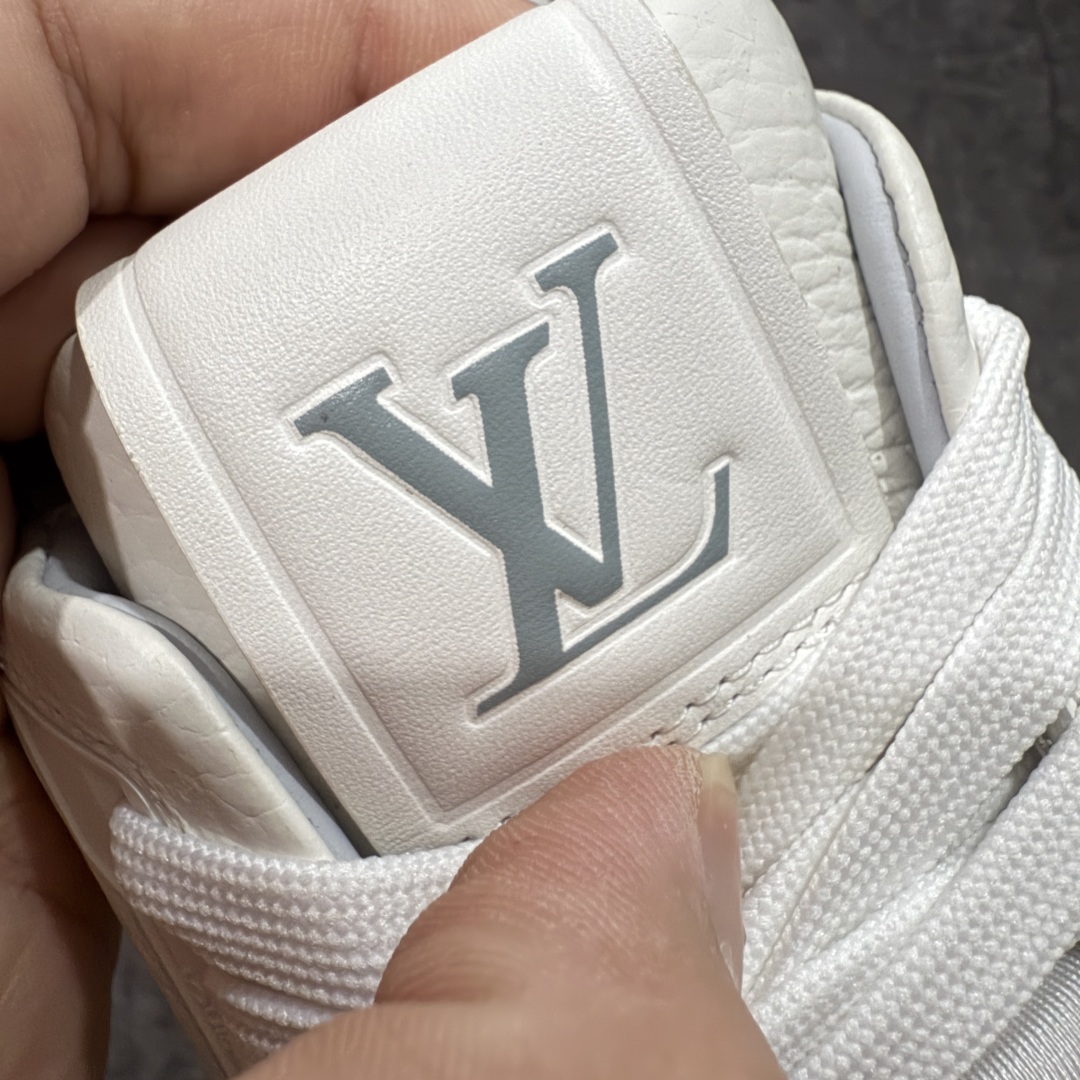 图片[7]-【私人订单】Louis Vuitton LV Trainer 系列 市场最强版 没有之一的存在💪🏻 2025最新版 同步官方星空鞋盒 礼盒包装 纯原顶级高端复刻 高端零售首选版本 购入2025 最新原版1-1开发复刻 相似度百分之99 大货拿在手上无法辨别真假 全鞋身做工精细 进口西班牙3mm斗牛皮摔荔纹韧度拉力十足 鞋面压花长时间不会消失 独家网版开模侧边饰VU ITTON标志与正品完全一致 侧面白荔皮压花凹凸立体感直接媲美正品 新版正品欧斯耐高弹160垫脚 脚感超舒适 独家底磨特供双色TPU组合大底 大底采用进口橡胶树材质套包工艺 固特异缝合锁边空胶工艺 永不开胶断线。 全套专柜24年底圣诞节限定包装，另有经典黄盒包装可选配。 专柜统一尺码（偏大一码）全网独家半码 女码：35 35.5 36 36.5 37 37.5 38 38.5 39 男码：39 40 40.5 41 41.5 42 42.5 43 43.5 44 44.5 45 46 47 （欧码 皮鞋尺码）比运动鞋大一码 全网独家做到最大47码 偏大一码 45=46 46=47 47=48 独家私模-选品中心