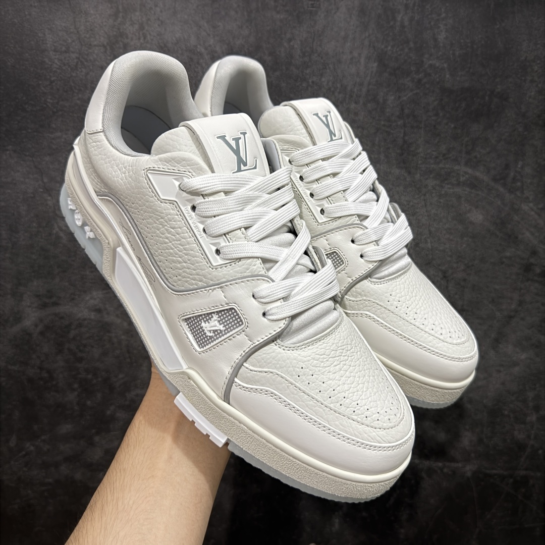 【私人订单】Louis Vuitton LV Trainer 系列 市场最强版 没有之一的存在💪🏻 2025最新版 同步官方星空鞋盒 礼盒包装 纯原顶级高端复刻 高端零售首选版本 购入2025 最新原版1-1开发复刻 相似度百分之99 大货拿在手上无法辨别真假 全鞋身做工精细 进口西班牙3mm斗牛皮摔荔纹韧度拉力十足 鞋面压花长时间不会消失 独家网版开模侧边饰VU ITTON标志与正品完全一致 侧面白荔皮压花凹凸立体感直接媲美正品 新版正品欧斯耐高弹160垫脚 脚感超舒适 独家底磨特供双色TPU组合大底 大底采用进口橡胶树材质套包工艺 固特异缝合锁边空胶工艺 永不开胶断线。 全套专柜24年底圣诞节限定包装,另有经典黄盒包装可选配。 专柜统一尺码(偏大一码)全网独家半码 女码:35 35.5 36 36.5 37 37.5 38 38.5 39 男码:39 40 40.5 41 41.5 42 42.5 43 43.5 44 44.5 45 46 47 (欧码 皮鞋尺码)比运动鞋大一码 全网独家做到最大47码 偏大一码 45=46 46=47 47=48 独家私模-选品中心