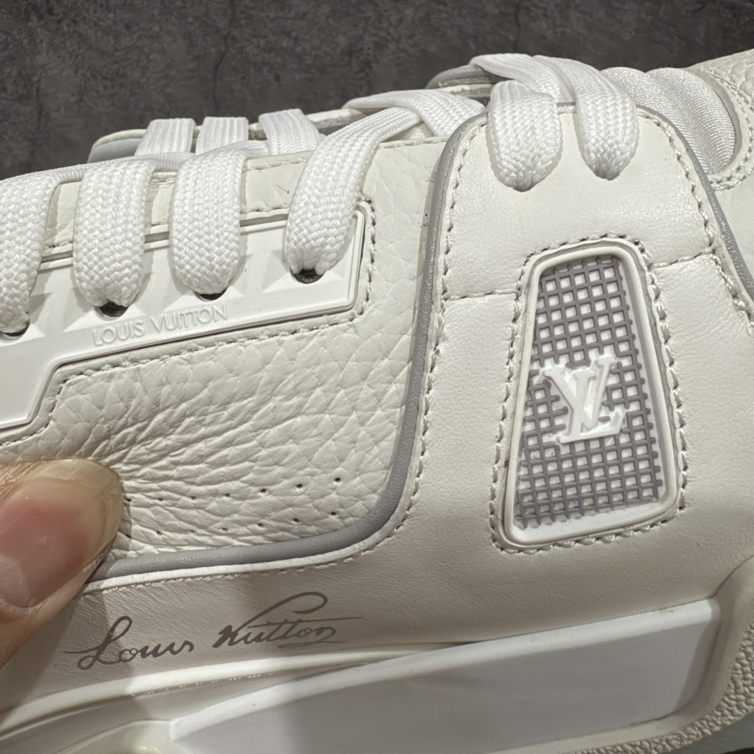 图片[5]-【私人订单】Louis Vuitton LV Trainer 系列 市场最强版 没有之一的存在💪🏻 2025最新版 同步官方星空鞋盒 礼盒包装 纯原顶级高端复刻 高端零售首选版本 购入2025 最新原版1-1开发复刻 相似度百分之99 大货拿在手上无法辨别真假 全鞋身做工精细 进口西班牙3mm斗牛皮摔荔纹韧度拉力十足 鞋面压花长时间不会消失 独家网版开模侧边饰VU ITTON标志与正品完全一致 侧面白荔皮压花凹凸立体感直接媲美正品 新版正品欧斯耐高弹160垫脚 脚感超舒适 独家底磨特供双色TPU组合大底 大底采用进口橡胶树材质套包工艺 固特异缝合锁边空胶工艺 永不开胶断线。 全套专柜24年底圣诞节限定包装，另有经典黄盒包装可选配。 专柜统一尺码（偏大一码）全网独家半码 女码：35 35.5 36 36.5 37 37.5 38 38.5 39 男码：39 40 40.5 41 41.5 42 42.5 43 43.5 44 44.5 45 46 47 （欧码 皮鞋尺码）比运动鞋大一码 全网独家做到最大47码 偏大一码 45=46 46=47 47=48 独家私模-选品中心