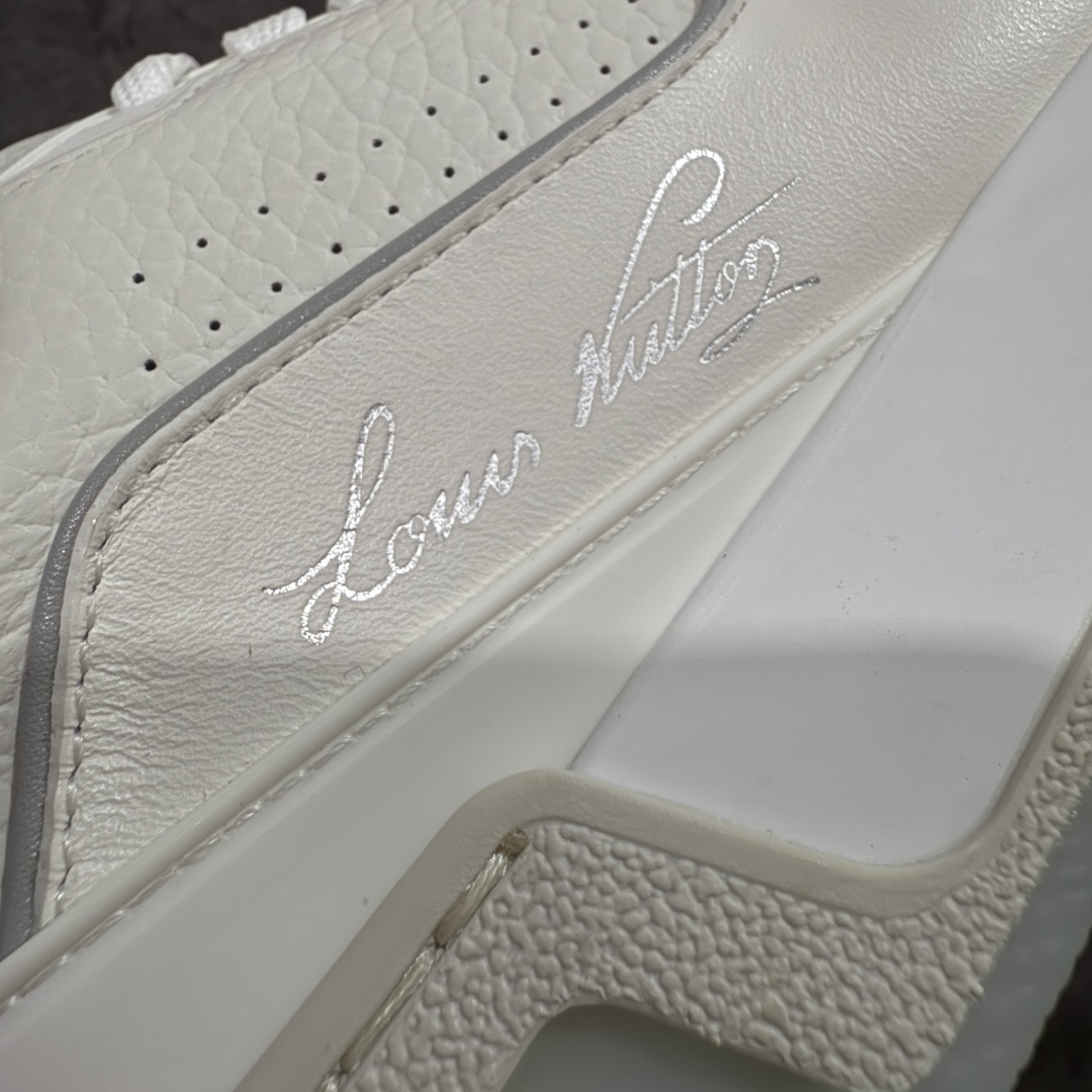 图片[4]-【私人订单】Louis Vuitton LV Trainer 系列 市场最强版 没有之一的存在💪🏻 2025最新版 同步官方星空鞋盒 礼盒包装 纯原顶级高端复刻 高端零售首选版本 购入2025 最新原版1-1开发复刻 相似度百分之99 大货拿在手上无法辨别真假 全鞋身做工精细 进口西班牙3mm斗牛皮摔荔纹韧度拉力十足 鞋面压花长时间不会消失 独家网版开模侧边饰VU ITTON标志与正品完全一致 侧面白荔皮压花凹凸立体感直接媲美正品 新版正品欧斯耐高弹160垫脚 脚感超舒适 独家底磨特供双色TPU组合大底 大底采用进口橡胶树材质套包工艺 固特异缝合锁边空胶工艺 永不开胶断线。 全套专柜24年底圣诞节限定包装，另有经典黄盒包装可选配。 专柜统一尺码（偏大一码）全网独家半码 女码：35 35.5 36 36.5 37 37.5 38 38.5 39 男码：39 40 40.5 41 41.5 42 42.5 43 43.5 44 44.5 45 46 47 （欧码 皮鞋尺码）比运动鞋大一码 全网独家做到最大47码 偏大一码 45=46 46=47 47=48 独家私模-选品中心