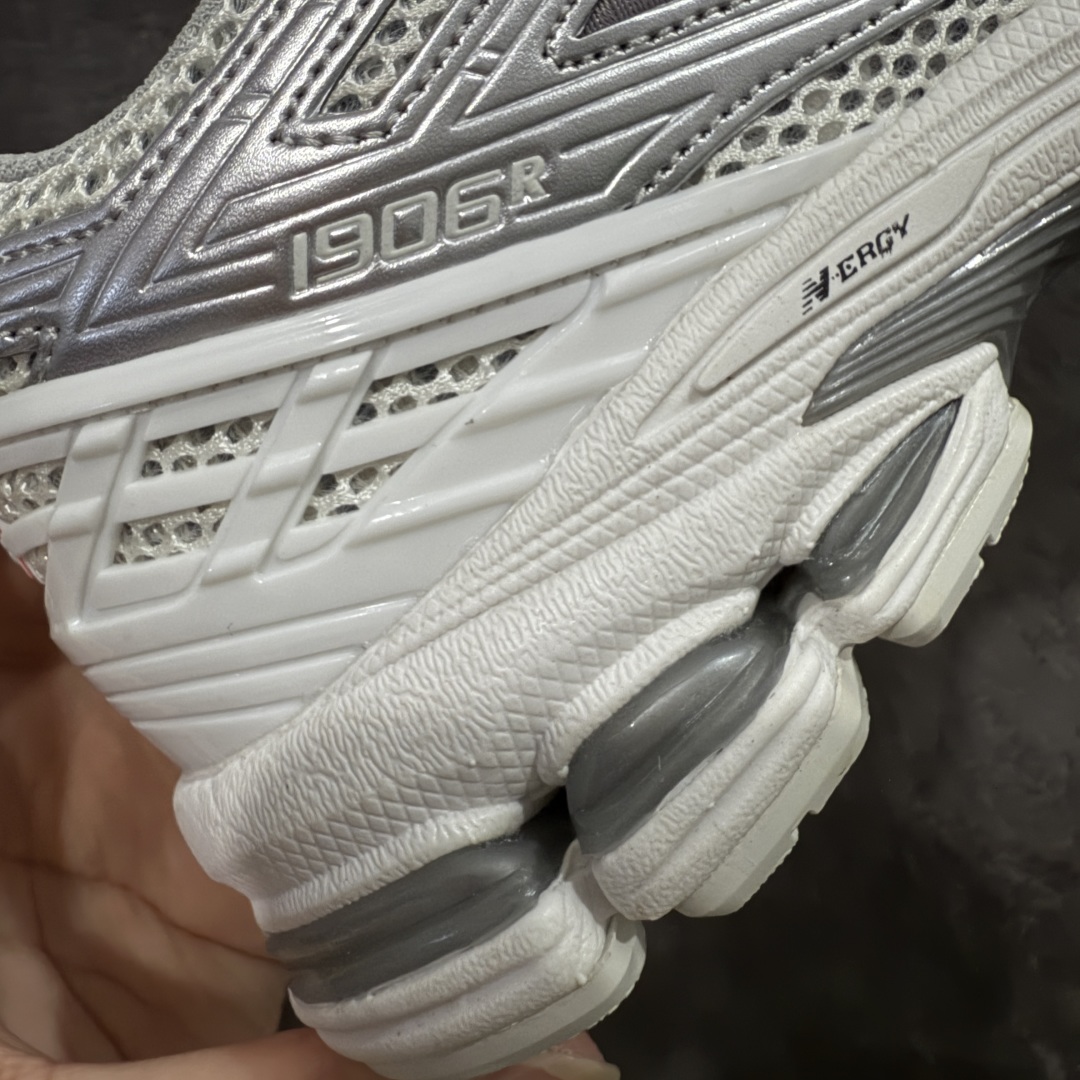 图片[3]-【BC纯原版】New Balance NB1906 复古跑鞋 M1906RCB 全新版本 东莞大厂出品 市场第一梯队品质 绝对秒杀市场货 完美版型 正确组合大底 价格一步到位‼️ 全套原楦原纸板原厂数据开发 进口三明治网面 原装进口皮料正确绒感卡色 正确中底拉帮中底网布细节 原厂标裁 带紫光防伪 定制后跟透明水晶模块 冲裁组合 大底贴合程度胶水上色把控完美 整洁度挑战全网艺术家 多道序QC把关品质完善 匠心打造 耗时多月开发完成 工艺极其复杂难度可想而知 新开独立私模大底 正确六层组合大底 高端零售专供产物 尺码：36 37 37.5 38 38.5 39 40 40.5 41 42 42.5 43 44 45-选品中心