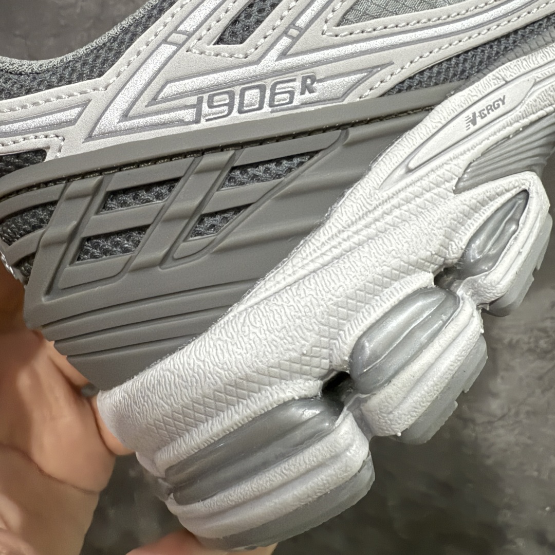 图片[3]-【BC纯原版】New Balance NB1906 复古跑鞋 U1906RNY 全新版本 东莞大厂出品 市场第一梯队品质 绝对秒杀市场货 完美版型 正确组合大底 价格一步到位‼️ 全套原楦原纸板原厂数据开发 进口三明治网面 原装进口皮料正确绒感卡色 正确中底拉帮中底网布细节 原厂标裁 带紫光防伪 定制后跟透明水晶模块 冲裁组合 大底贴合程度胶水上色把控完美 整洁度挑战全网艺术家 多道序QC把关品质完善 匠心打造 耗时多月开发完成 工艺极其复杂难度可想而知 新开独立私模大底 正确六层组合大底 高端零售专供产物 尺码：36 37 37.5 38 38.5 39 40 40.5 41 42 42.5 43 44 45-选品中心