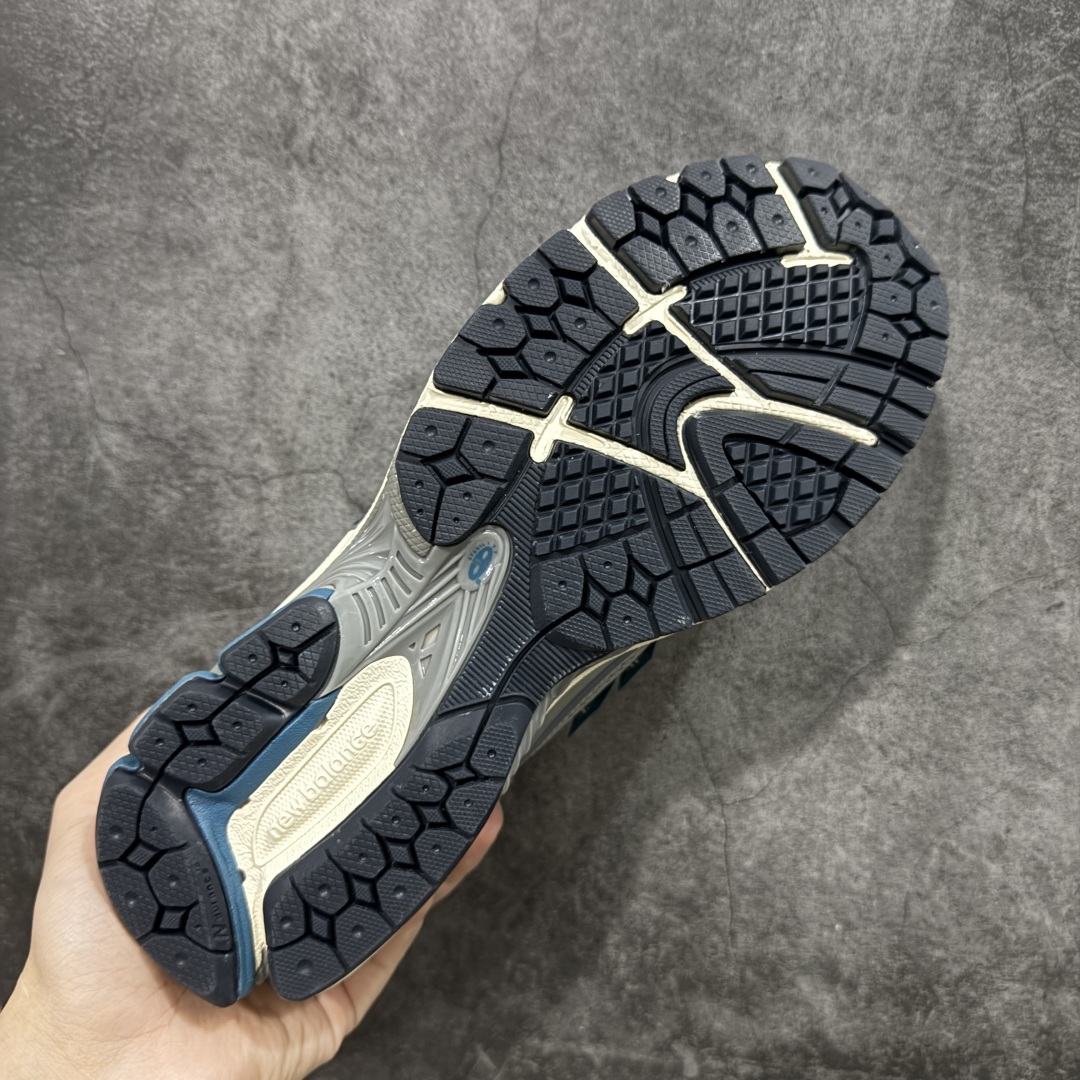 图片[9]-【BC纯原版】New Balance NB1906 复古跑鞋 M1906REO 全新版本 东莞大厂出品 市场第一梯队品质 绝对秒杀市场货 完美版型 正确组合大底 价格一步到位‼️ 全套原楦原纸板原厂数据开发 进口三明治网面 原装进口皮料正确绒感卡色 正确中底拉帮中底网布细节 原厂标裁 带紫光防伪 定制后跟透明水晶模块 冲裁组合 大底贴合程度胶水上色把控完美 整洁度挑战全网艺术家 多道序QC把关品质完善 匠心打造 耗时多月开发完成 工艺极其复杂难度可想而知 新开独立私模大底 正确六层组合大底 高端零售专供产物 尺码：36 37 37.5 38 38.5 39 40 40.5 41 42 42.5 43 44 45-选品中心