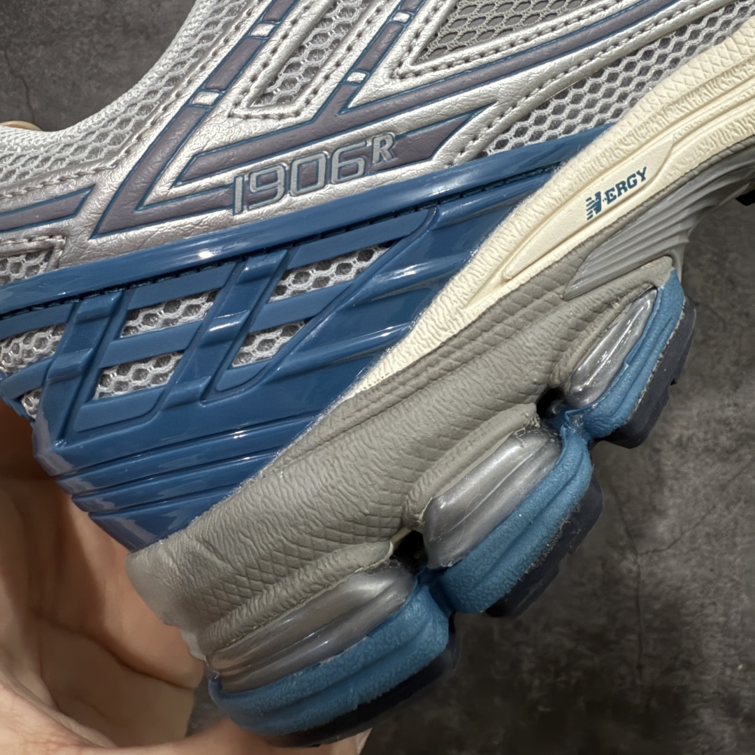 图片[3]-【BC纯原版】New Balance NB1906 复古跑鞋 M1906REO 全新版本 东莞大厂出品 市场第一梯队品质 绝对秒杀市场货 完美版型 正确组合大底 价格一步到位‼️ 全套原楦原纸板原厂数据开发 进口三明治网面 原装进口皮料正确绒感卡色 正确中底拉帮中底网布细节 原厂标裁 带紫光防伪 定制后跟透明水晶模块 冲裁组合 大底贴合程度胶水上色把控完美 整洁度挑战全网艺术家 多道序QC把关品质完善 匠心打造 耗时多月开发完成 工艺极其复杂难度可想而知 新开独立私模大底 正确六层组合大底 高端零售专供产物 尺码：36 37 37.5 38 38.5 39 40 40.5 41 42 42.5 43 44 45-选品中心
