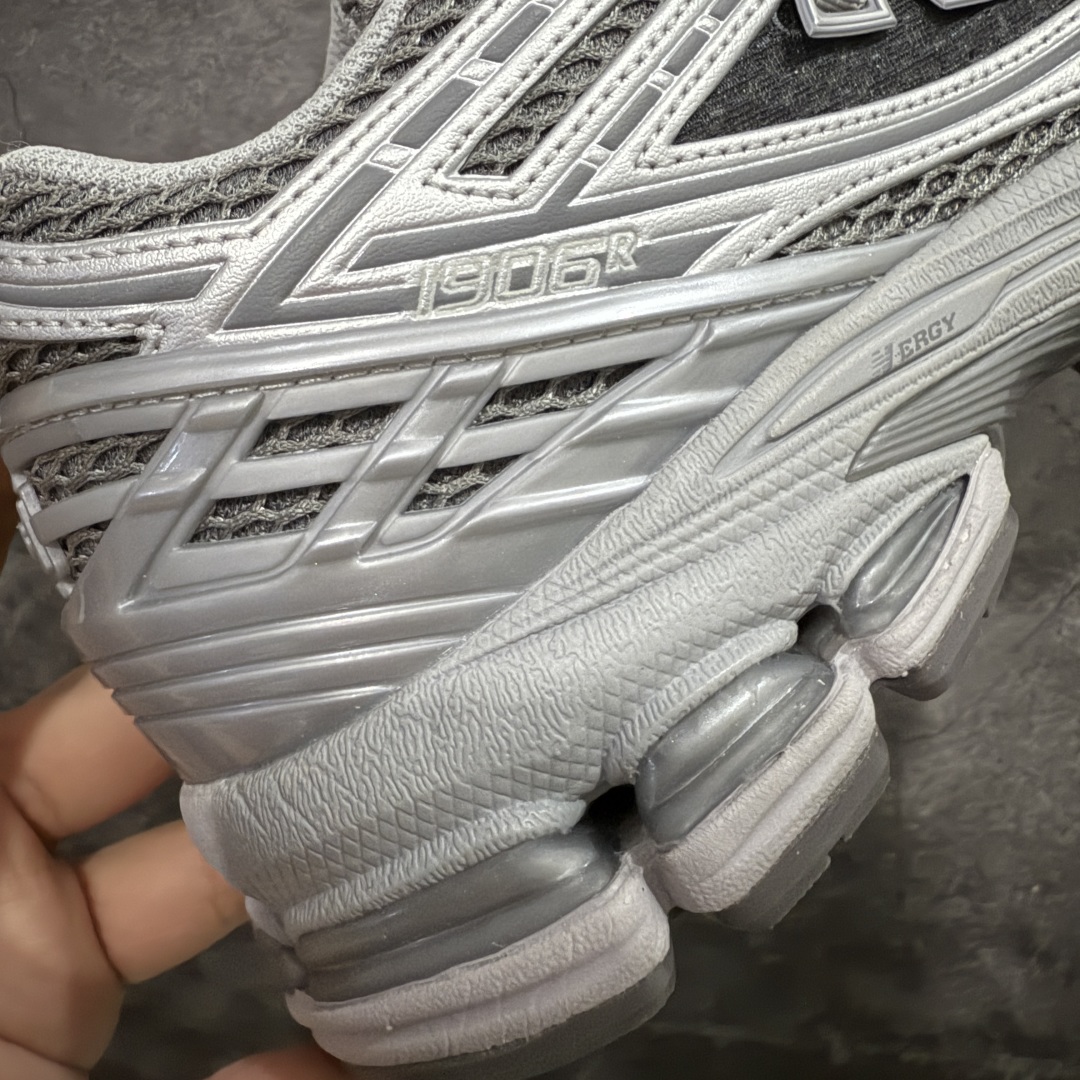 图片[3]-【BC纯原版】New Balance NB1906 复古跑鞋 M1906REH 全新版本 东莞大厂出品 市场第一梯队品质 绝对秒杀市场货 完美版型 正确组合大底 价格一步到位‼️ 全套原楦原纸板原厂数据开发 进口三明治网面 原装进口皮料正确绒感卡色 正确中底拉帮中底网布细节 原厂标裁 带紫光防伪 定制后跟透明水晶模块 冲裁组合 大底贴合程度胶水上色把控完美 整洁度挑战全网艺术家 多道序QC把关品质完善 匠心打造 耗时多月开发完成 工艺极其复杂难度可想而知 新开独立私模大底 正确六层组合大底 高端零售专供产物 尺码：36 37 37.5 38 38.5 39 40 40.5 41 42 42.5 43 44 45-选品中心