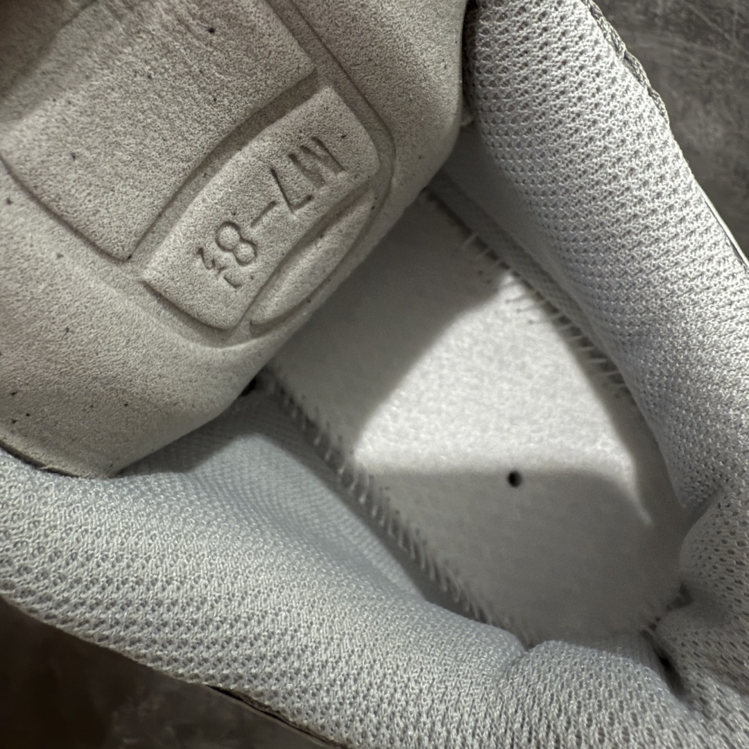 图片[9]-【BC纯原版】New Balance NB1906 复古跑鞋 M1906REH 全新版本 东莞大厂出品 市场第一梯队品质 绝对秒杀市场货 完美版型 正确组合大底 价格一步到位‼️ 全套原楦原纸板原厂数据开发 进口三明治网面 原装进口皮料正确绒感卡色 正确中底拉帮中底网布细节 原厂标裁 带紫光防伪 定制后跟透明水晶模块 冲裁组合 大底贴合程度胶水上色把控完美 整洁度挑战全网艺术家 多道序QC把关品质完善 匠心打造 耗时多月开发完成 工艺极其复杂难度可想而知 新开独立私模大底 正确六层组合大底 高端零售专供产物 尺码：36 37 37.5 38 38.5 39 40 40.5 41 42 42.5 43 44 45-选品中心