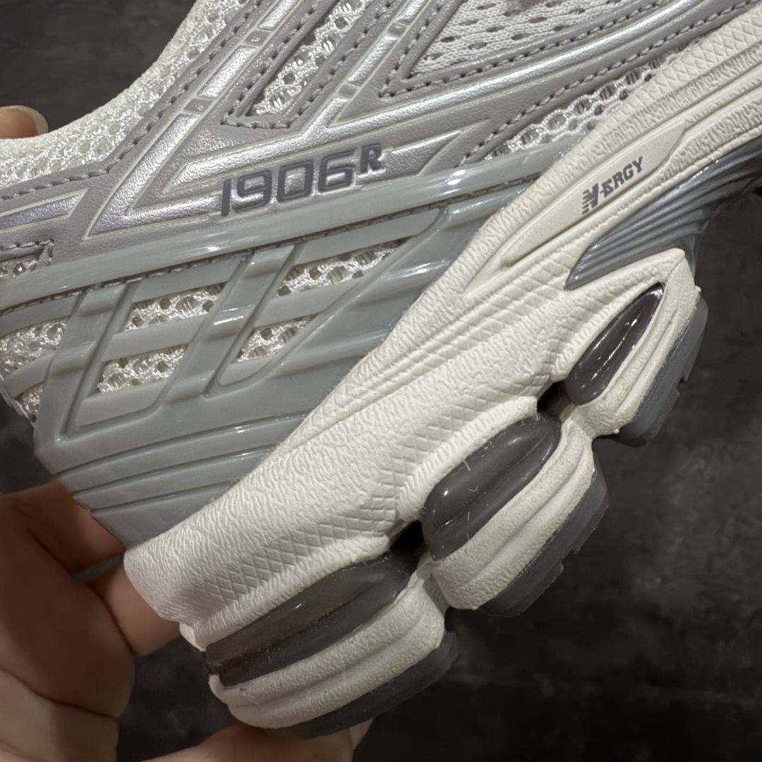 图片[3]-【BC纯原版】New Balance NB1906 复古跑鞋 M1906RJM 全新版本 东莞大厂出品 市场第一梯队品质 绝对秒杀市场货 完美版型 正确组合大底 价格一步到位‼️ 全套原楦原纸板原厂数据开发 进口三明治网面 原装进口皮料正确绒感卡色 正确中底拉帮中底网布细节 原厂标裁 带紫光防伪 定制后跟透明水晶模块 冲裁组合 大底贴合程度胶水上色把控完美 整洁度挑战全网艺术家 多道序QC把关品质完善 匠心打造 耗时多月开发完成 工艺极其复杂难度可想而知 新开独立私模大底 正确六层组合大底 高端零售专供产物 尺码：36 37 37.5 38 38.5 39 40 40.5 41 42 42.5 43 44 45-选品中心