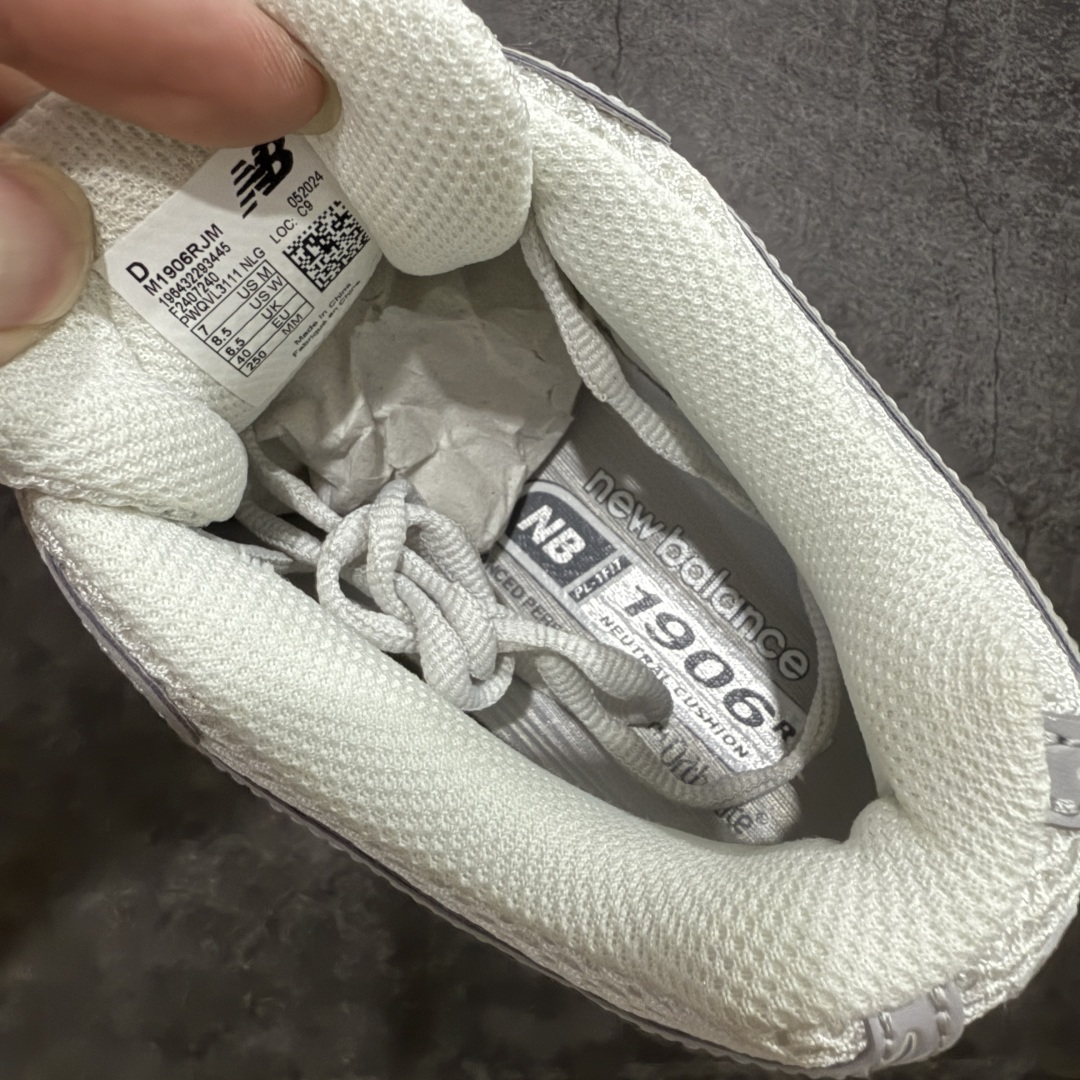 图片[8]-【BC纯原版】New Balance NB1906 复古跑鞋 M1906RJM 全新版本 东莞大厂出品 市场第一梯队品质 绝对秒杀市场货 完美版型 正确组合大底 价格一步到位‼️ 全套原楦原纸板原厂数据开发 进口三明治网面 原装进口皮料正确绒感卡色 正确中底拉帮中底网布细节 原厂标裁 带紫光防伪 定制后跟透明水晶模块 冲裁组合 大底贴合程度胶水上色把控完美 整洁度挑战全网艺术家 多道序QC把关品质完善 匠心打造 耗时多月开发完成 工艺极其复杂难度可想而知 新开独立私模大底 正确六层组合大底 高端零售专供产物 尺码：36 37 37.5 38 38.5 39 40 40.5 41 42 42.5 43 44 45-选品中心
