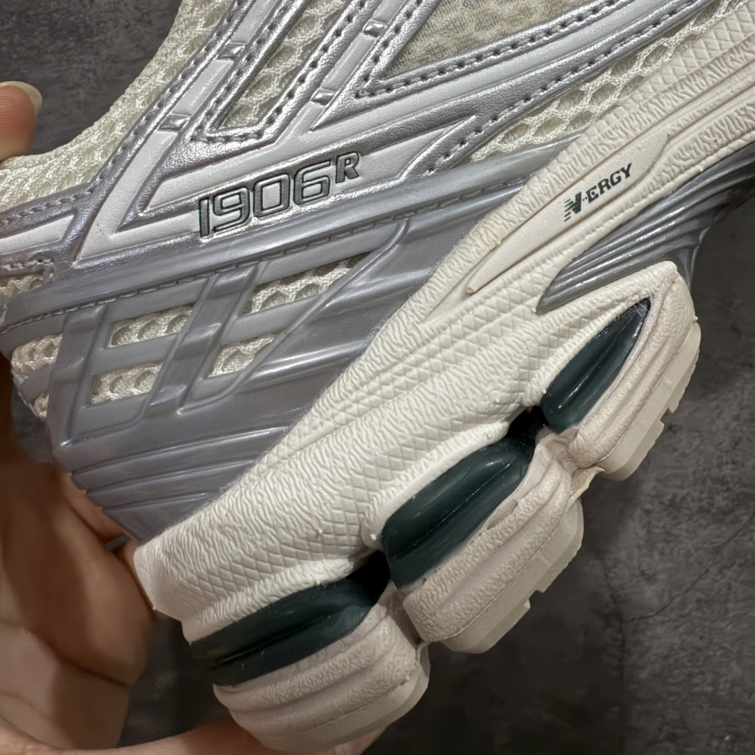 图片[3]-【BC纯原版】New Balance NB1906 复古跑鞋 M1906REE 全新版本 东莞大厂出品 市场第一梯队品质 绝对秒杀市场货 完美版型 正确组合大底 价格一步到位‼️ 全套原楦原纸板原厂数据开发 进口三明治网面 原装进口皮料正确绒感卡色 正确中底拉帮中底网布细节 原厂标裁 带紫光防伪 定制后跟透明水晶模块 冲裁组合 大底贴合程度胶水上色把控完美 整洁度挑战全网艺术家 多道序QC把关品质完善 匠心打造 耗时多月开发完成 工艺极其复杂难度可想而知 新开独立私模大底 正确六层组合大底 高端零售专供产物 尺码：36 37 37.5 38 38.5 39 40 40.5 41 42 42.5 43 44 45-选品中心