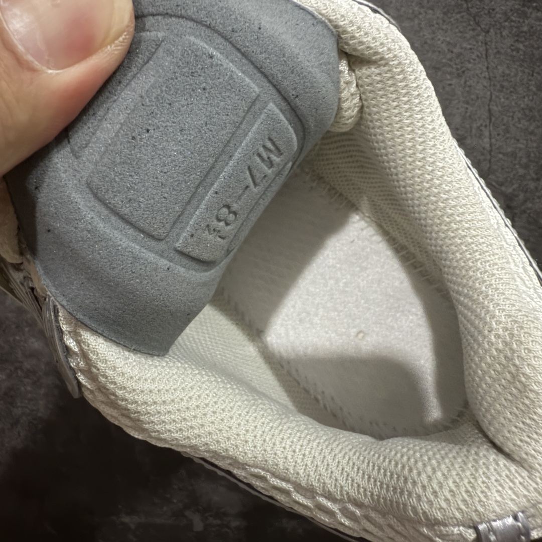 图片[9]-【BC纯原版】New Balance NB1906 复古跑鞋 M1906REE 全新版本 东莞大厂出品 市场第一梯队品质 绝对秒杀市场货 完美版型 正确组合大底 价格一步到位‼️ 全套原楦原纸板原厂数据开发 进口三明治网面 原装进口皮料正确绒感卡色 正确中底拉帮中底网布细节 原厂标裁 带紫光防伪 定制后跟透明水晶模块 冲裁组合 大底贴合程度胶水上色把控完美 整洁度挑战全网艺术家 多道序QC把关品质完善 匠心打造 耗时多月开发完成 工艺极其复杂难度可想而知 新开独立私模大底 正确六层组合大底 高端零售专供产物 尺码：36 37 37.5 38 38.5 39 40 40.5 41 42 42.5 43 44 45-选品中心