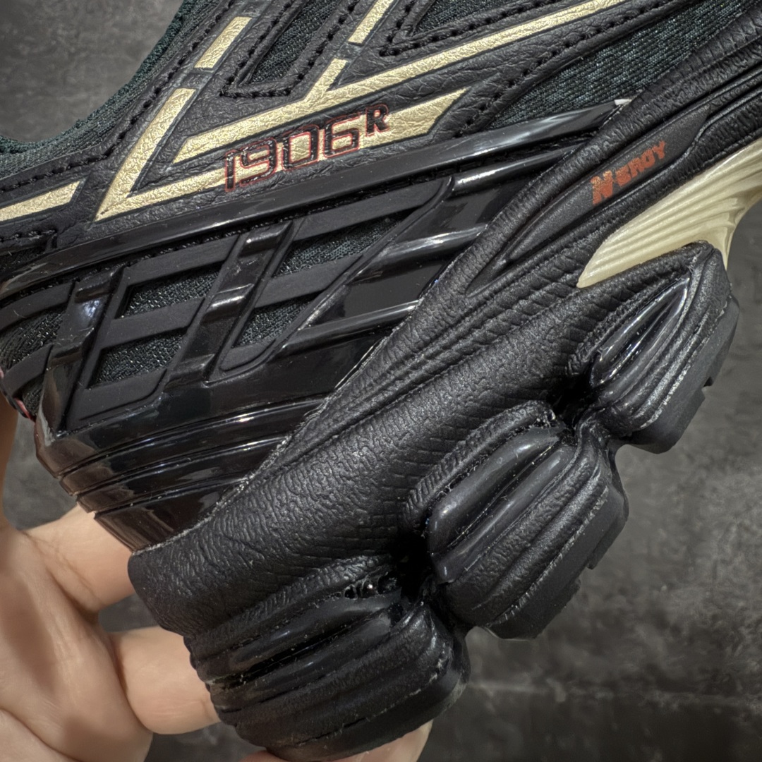 图片[3]-【BC纯原版】New Balance NB1906 复古跑鞋 M1906RKS 全新版本 东莞大厂出品 市场第一梯队品质 绝对秒杀市场货 完美版型 正确组合大底 价格一步到位‼️ 全套原楦原纸板原厂数据开发 进口三明治网面 原装进口皮料正确绒感卡色 正确中底拉帮中底网布细节 原厂标裁 带紫光防伪 定制后跟透明水晶模块 冲裁组合 大底贴合程度胶水上色把控完美 整洁度挑战全网艺术家 多道序QC把关品质完善 匠心打造 耗时多月开发完成 工艺极其复杂难度可想而知 新开独立私模大底 正确六层组合大底 高端零售专供产物 尺码：36 37 37.5 38 38.5 39 40 40.5 41 42 42.5 43 44 45-选品中心