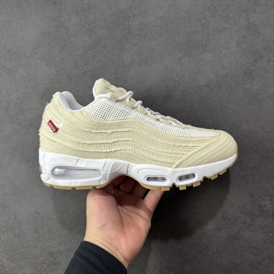 【PE版本】NK Air Max 95 SP 复古减震气垫跑鞋 HM4743-100 经典重温 鞋款设计灵感源于人体构造 中底设计基于人体的脊柱构造 是整体设计的核心 尼龙孔眼代表了肋骨 而分层式面板和网眼象征着肌肉纤维和肉体组织 Air Max 95采用了两个独立的吹塑成型的Air-Sole单元 并首次在前掌使用可视化气垫设计 Swoosh logo夜当作一个 点符号放在了鞋子的后帮位置 20年的发展让 AIR MAX 95有了不同的故事 20年后再度面向世人的时候 焕然一新的面貌 让人有了另外一种清新脱俗的感觉 尺码:40 40.5 41 42 42.5 43 44 44.5 45 46 47.5-选品中心