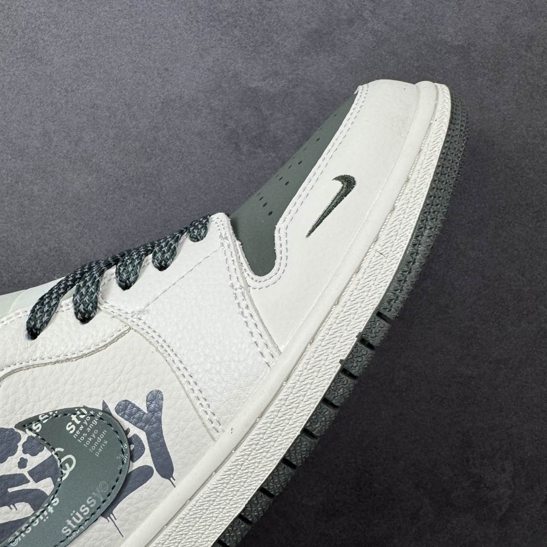 图片[5]-【定制版】高端定制Air Jordan 1 Low AJ1 乔1 “斯图西联名—米白灰绿 斯图西印花”高端定制 低帮复古篮球鞋 #定制鞋盒 大厂纯原品质出货 超高清洁度 皮料切割干净无任何毛边 细节完美 货号：QD1988-002 尺码：36 36.5 37.5 38 38.5 39 40 40.5 41 42 42.5 43 44 44.5 45 编码：HXS330340-选品中心