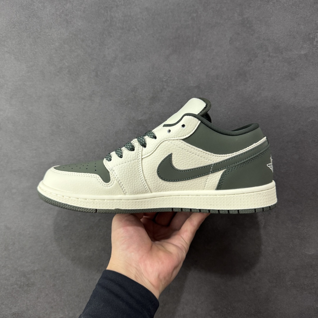 图片[2]-【定制版】高端定制Air Jordan 1 Low AJ1 乔1 “斯图西联名—米白灰绿 斯图西印花”高端定制 低帮复古篮球鞋 #定制鞋盒 大厂纯原品质出货 超高清洁度 皮料切割干净无任何毛边 细节完美 货号：QD1988-002 尺码：36 36.5 37.5 38 38.5 39 40 40.5 41 42 42.5 43 44 44.5 45 编码：HXS330340-选品中心