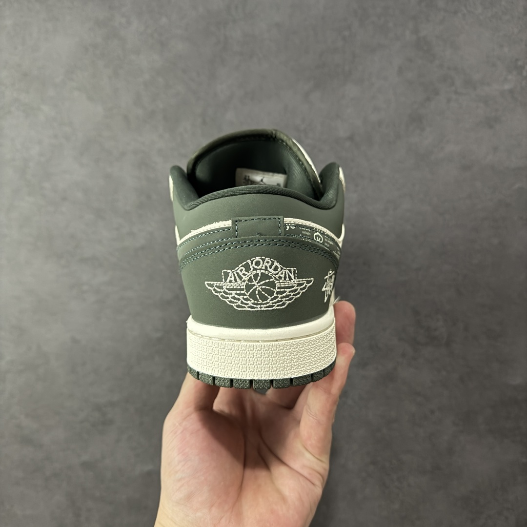 图片[4]-【定制版】高端定制Air Jordan 1 Low AJ1 乔1 “斯图西联名—米白灰绿 斯图西印花”高端定制 低帮复古篮球鞋 #定制鞋盒 大厂纯原品质出货 超高清洁度 皮料切割干净无任何毛边 细节完美 货号：QD1988-002 尺码：36 36.5 37.5 38 38.5 39 40 40.5 41 42 42.5 43 44 44.5 45 编码：HXS330340-选品中心