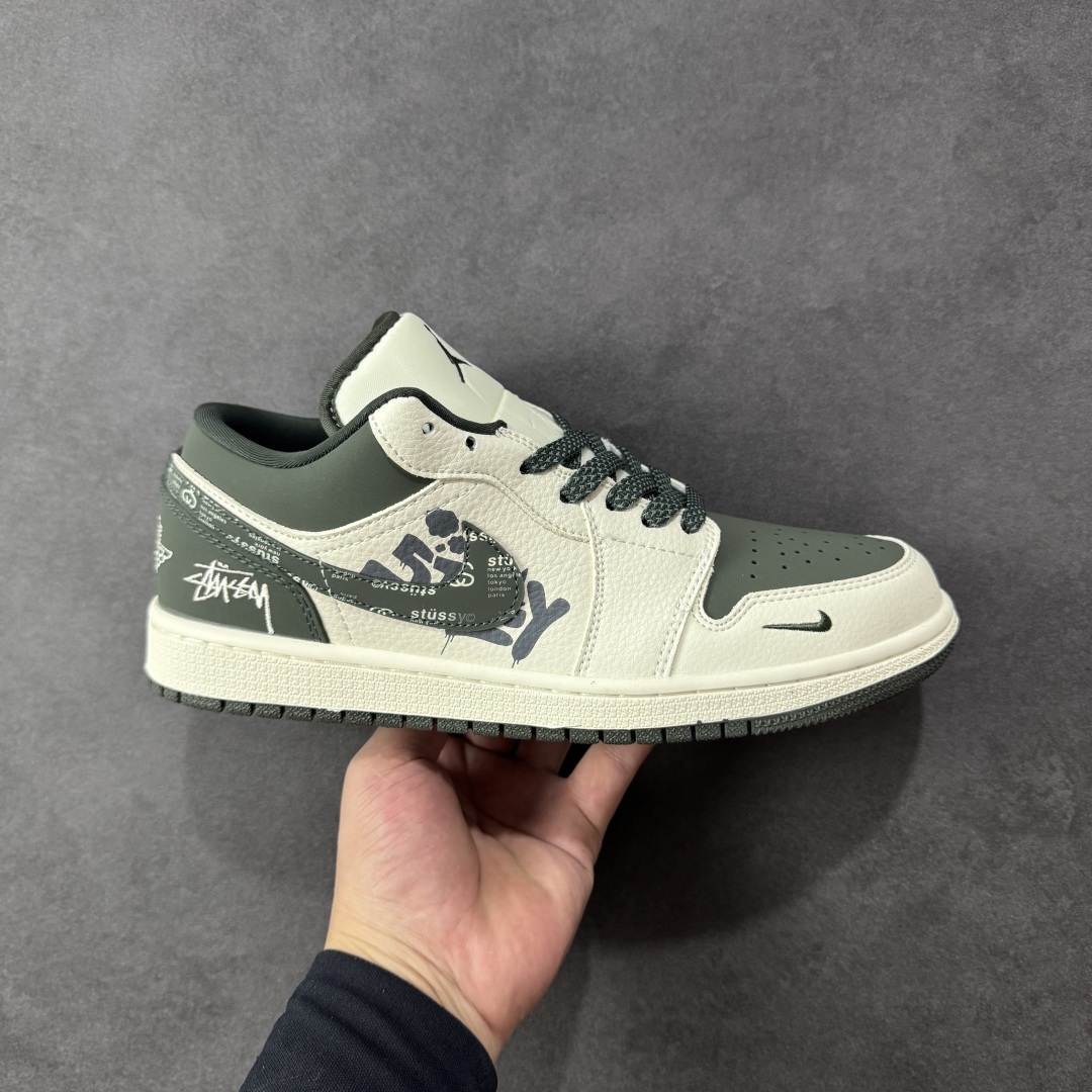 【定制版】高端定制Air Jordan 1 Low AJ1 乔1 “斯图西联名---米白灰绿 斯图西印花”高端定制 低帮复古篮球鞋 #定制鞋盒 大厂纯原品质出货 超高清洁度 皮料切割干净无任何毛边 细节完美 货号:QD1988-002 尺码:36 36.5 37.5 38 38.5 39 40 40.5 41 42 42.5 43 44 44.5 45 编码:HXS330340-选品中心