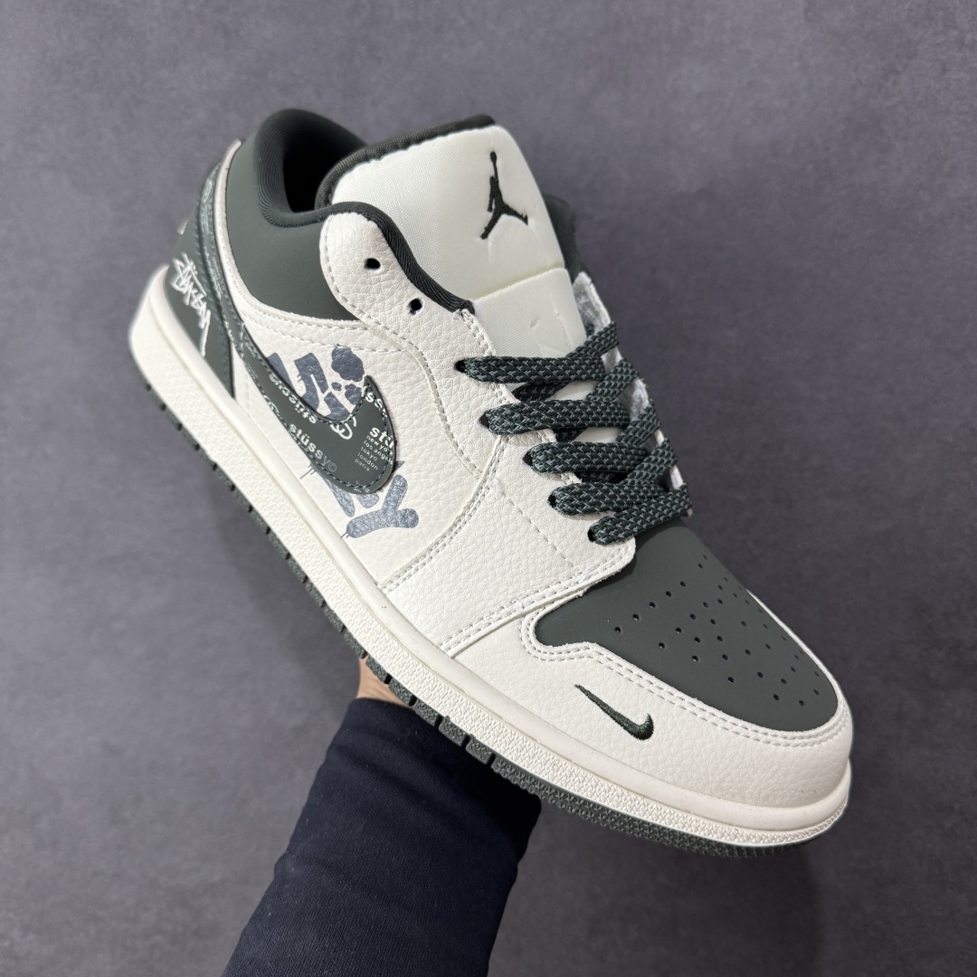 图片[3]-【定制版】高端定制Air Jordan 1 Low AJ1 乔1 “斯图西联名—米白灰绿 斯图西印花”高端定制 低帮复古篮球鞋 #定制鞋盒 大厂纯原品质出货 超高清洁度 皮料切割干净无任何毛边 细节完美 货号：QD1988-002 尺码：36 36.5 37.5 38 38.5 39 40 40.5 41 42 42.5 43 44 44.5 45 编码：HXS330340-选品中心