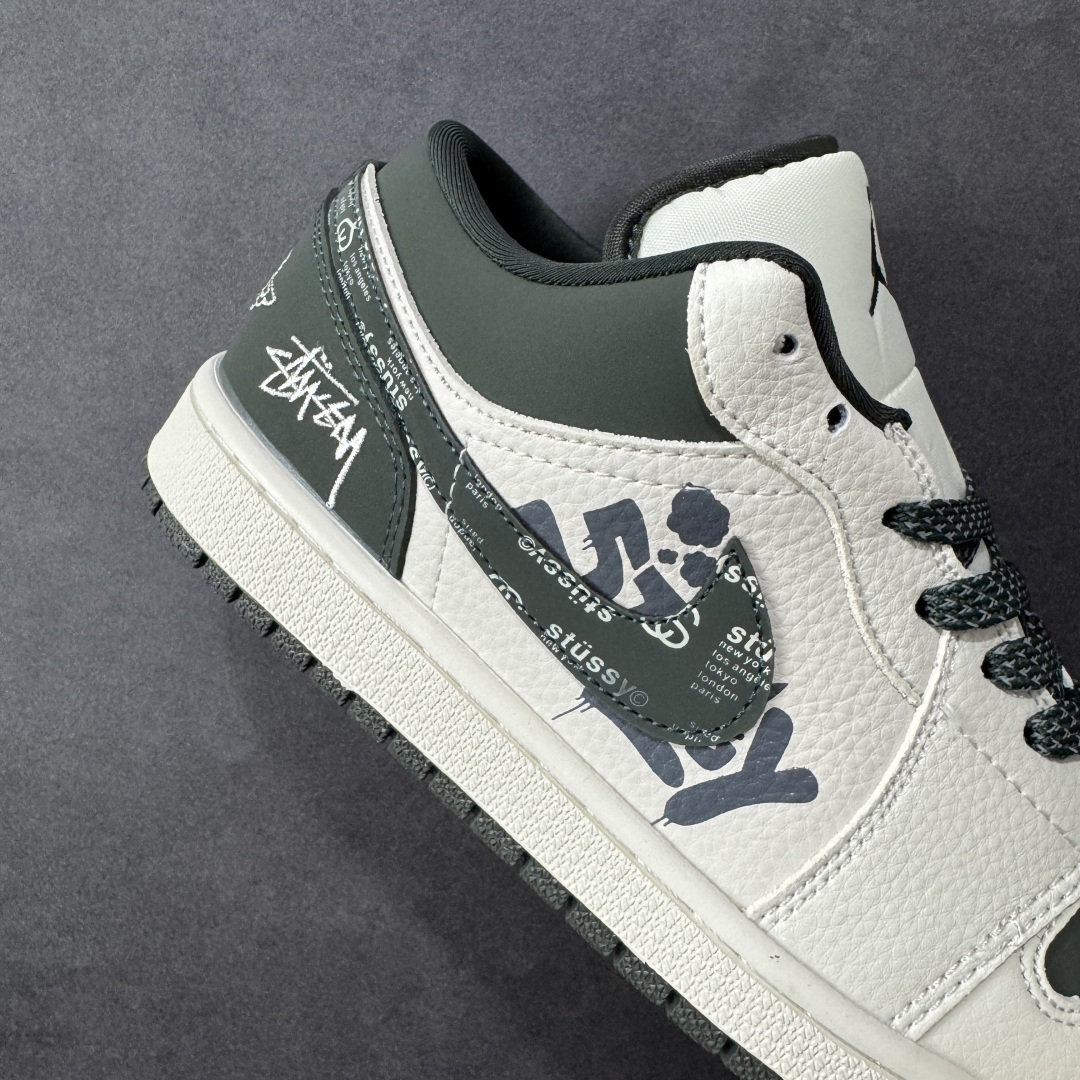 图片[6]-【定制版】高端定制Air Jordan 1 Low AJ1 乔1 “斯图西联名—米白灰绿 斯图西印花”高端定制 低帮复古篮球鞋 #定制鞋盒 大厂纯原品质出货 超高清洁度 皮料切割干净无任何毛边 细节完美 货号：QD1988-002 尺码：36 36.5 37.5 38 38.5 39 40 40.5 41 42 42.5 43 44 44.5 45 编码：HXS330340-选品中心