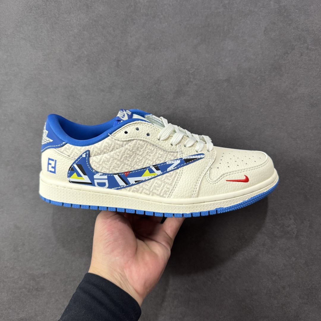 【定制版】Travis Scott x Fragment Design x Jordan Air Jordan 1 Low OG SP “芬迪联名——花蓝勾” 多方联名合作融合了Travi翻毛蓝勾s Scott 独特的音乐风格,藤原浩个性的设计风格以及Jordan品牌的经典元素 使其成为一双具有独特身份和价值的鞋子 清新而立体的外观加上联名标识更突出了其独特身份 这种配色方案显示出活力和时尚感 在视觉上引人注目 鞋身的质感和细腻的细节处理使其显得高端而格调十足 这款“倒钩”联名是设计与创意完美结合 融合多方的个性风格是一款备受瞩目的潮流鞋款 低帮休闲板鞋 定制鞋盒 大厂纯原品质出货 超高清洁度 皮料切割干净无任何毛边 细节完美 货号:XS2025-080 尺码:36 36.5 37.5 38 38.5 39 40 40.5 41 42 42.5 43 44 44.5 45 编码:HXSB330340-选品中心