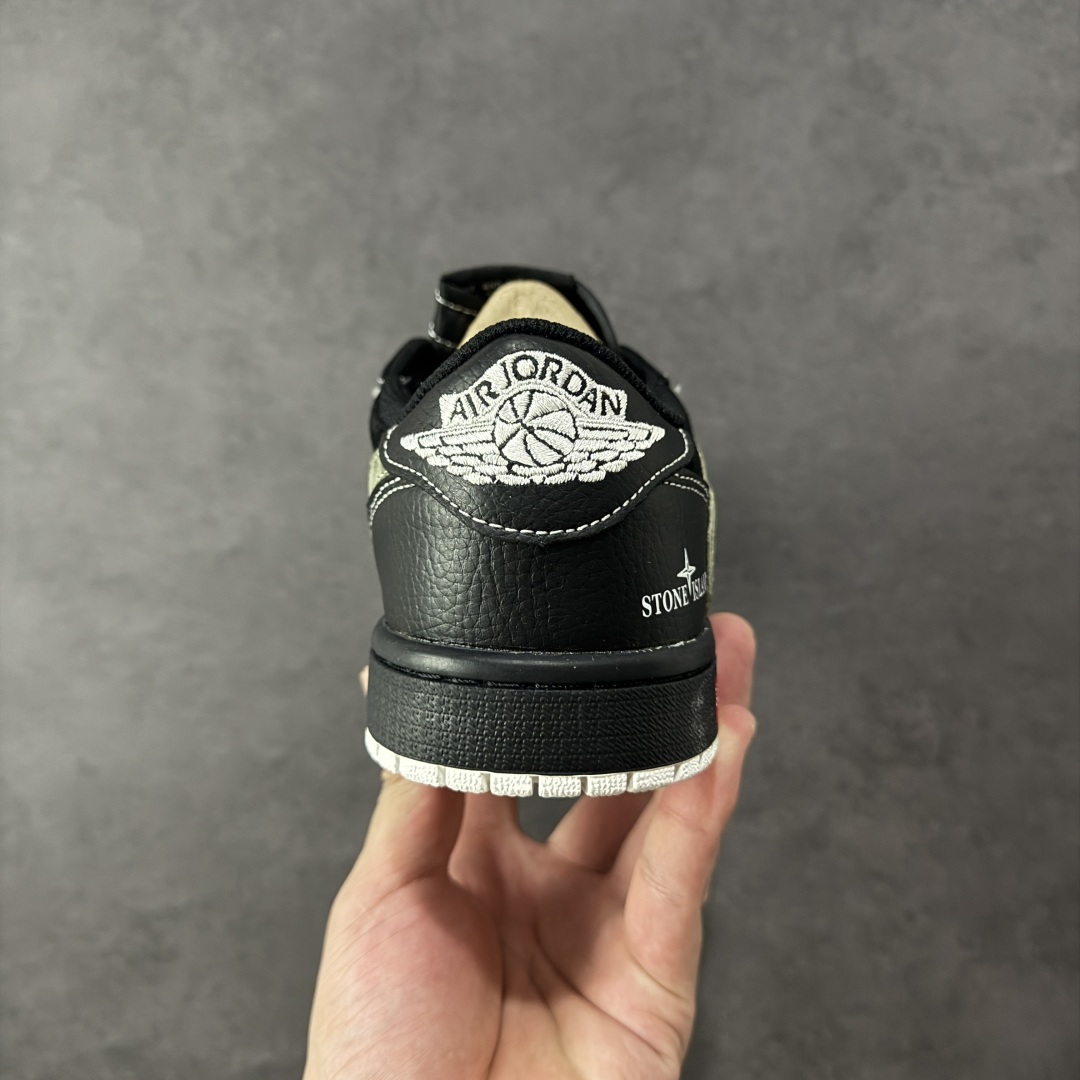 图片[4]-【定制版】乔丹Fragment x Travis Scott xDior Air Jordan 1 Low 三方联名倒钩，整双鞋以全荔枝皮打造，腰身搭配白色「倒勾」，再点缀上Travis Scott 标志性的Logo，后跟处以藤原浩最拿手的蓝色为主色调，完善极具Fragment Design的白蓝黑设计风格，左右脚分别以Travis Scott鬼脸和乔丹飞翼加以修饰，彰显出三方联名的奢华格调 货号：DZ5899-025 尺码： 36 36.5 37.5 38 38.5 39 40 40.5 41 42 42.5 43 44 45-选品中心