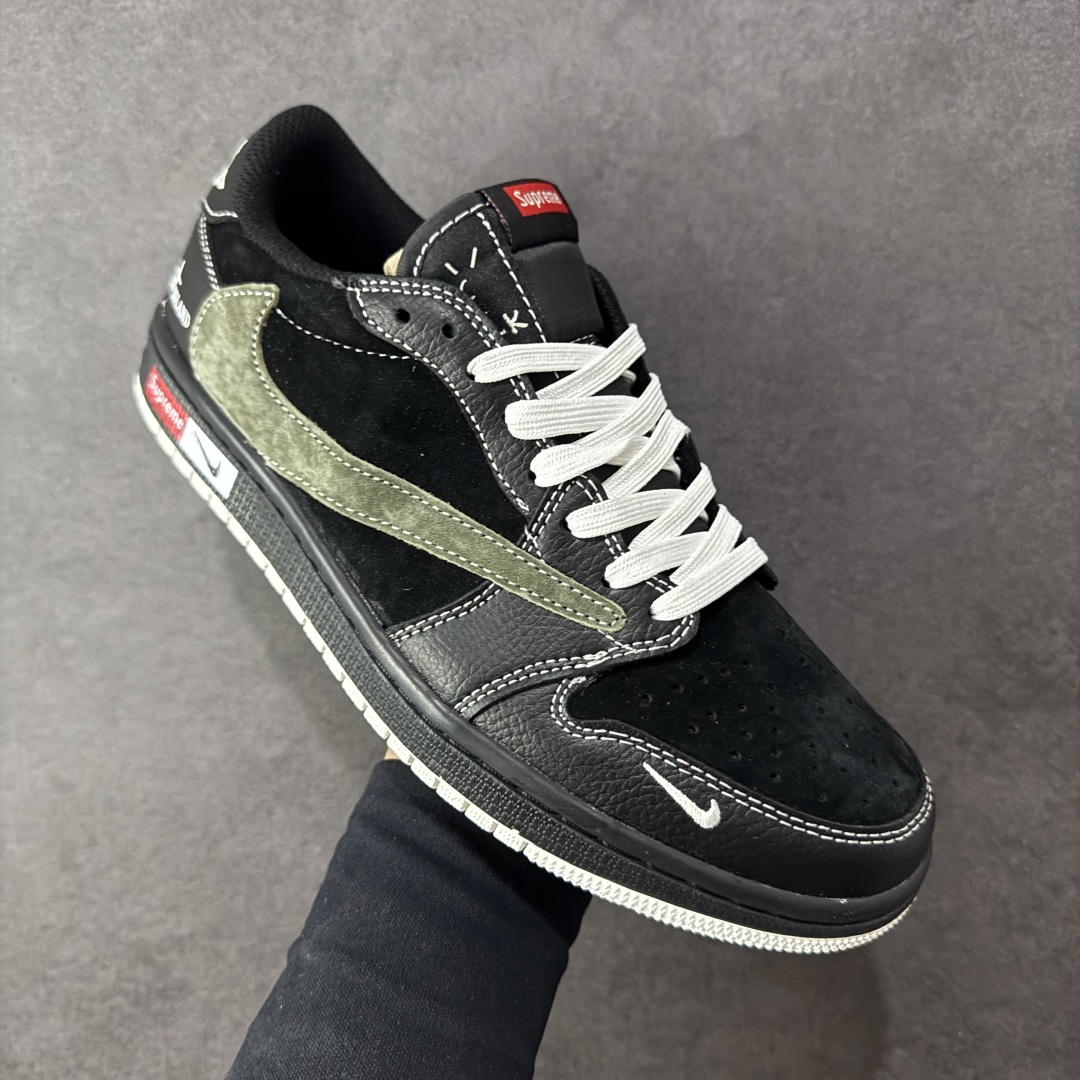 图片[3]-【定制版】乔丹Fragment x Travis Scott xDior Air Jordan 1 Low 三方联名倒钩，整双鞋以全荔枝皮打造，腰身搭配白色「倒勾」，再点缀上Travis Scott 标志性的Logo，后跟处以藤原浩最拿手的蓝色为主色调，完善极具Fragment Design的白蓝黑设计风格，左右脚分别以Travis Scott鬼脸和乔丹飞翼加以修饰，彰显出三方联名的奢华格调 货号：DZ5899-025 尺码： 36 36.5 37.5 38 38.5 39 40 40.5 41 42 42.5 43 44 45-选品中心
