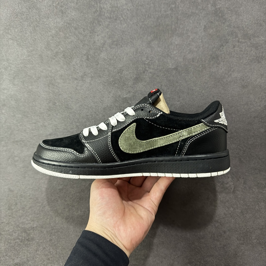 图片[2]-【定制版】乔丹Fragment x Travis Scott xDior Air Jordan 1 Low 三方联名倒钩，整双鞋以全荔枝皮打造，腰身搭配白色「倒勾」，再点缀上Travis Scott 标志性的Logo，后跟处以藤原浩最拿手的蓝色为主色调，完善极具Fragment Design的白蓝黑设计风格，左右脚分别以Travis Scott鬼脸和乔丹飞翼加以修饰，彰显出三方联名的奢华格调 货号：DZ5899-025 尺码： 36 36.5 37.5 38 38.5 39 40 40.5 41 42 42.5 43 44 45-选品中心