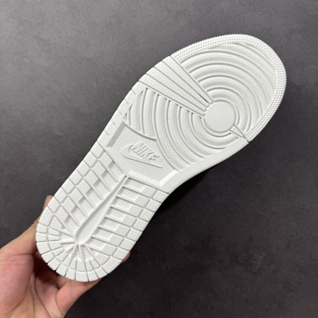 图片[9]-【定制版】乔丹Fragment x Travis Scott xDior Air Jordan 1 Low 三方联名倒钩，整双鞋以全荔枝皮打造，腰身搭配白色「倒勾」，再点缀上Travis Scott 标志性的Logo，后跟处以藤原浩最拿手的蓝色为主色调，完善极具Fragment Design的白蓝黑设计风格，左右脚分别以Travis Scott鬼脸和乔丹飞翼加以修饰，彰显出三方联名的奢华格调 货号：DZ5899-025 尺码： 36 36.5 37.5 38 38.5 39 40 40.5 41 42 42.5 43 44 45-选品中心