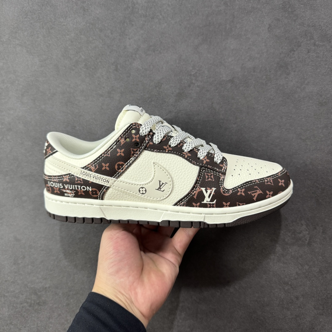 【定制版】Nike SB Dunk Low“LV联名——白棕经典” 周年高端定制 低帮休闲板鞋 定制鞋盒 大厂纯原品质出货 超高清洁度 皮料切割干净无任何毛边 细节完美 货号:CX5050-Y05 尺码:36 36.5 37.5 38 38.5 39 40 40.5 41 42 42.5 43 44 44.5 45 编码:HXSB330340-选品中心