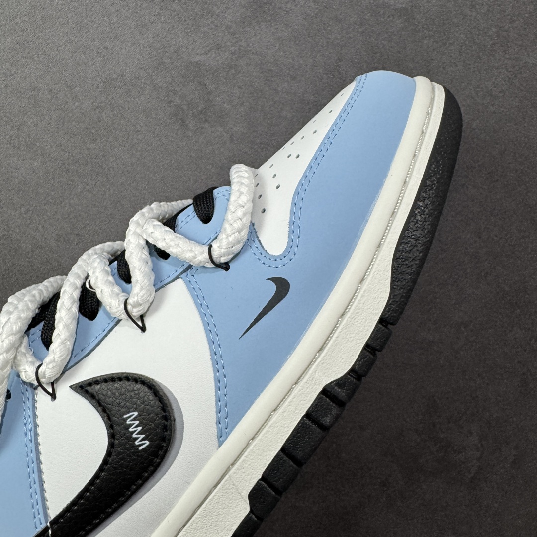 图片[5]-【定制版】Nike Dunk SB Low 耐克 SB 低帮 逍遥游 蓝白黑解构双鞋带 此款鞋身采用浅蓝磨砂皮革与纯白覆面拼接，如破晓时天空与云层的交织。荔枝纹黑色Swoosh Logo以锐利弧线贯穿鞋侧，附以米白编织绑带打破常规构造，强化整体机能感。后套破碎感英文镌刻于鞋侧，低调宣告定制级身份，为潮流玩家保留专属辨识度。 货号：BB0620-113 尺码：40 40.5 41 42 42.5 43 44 44.5 45 46 编码：HXSB330340-选品中心