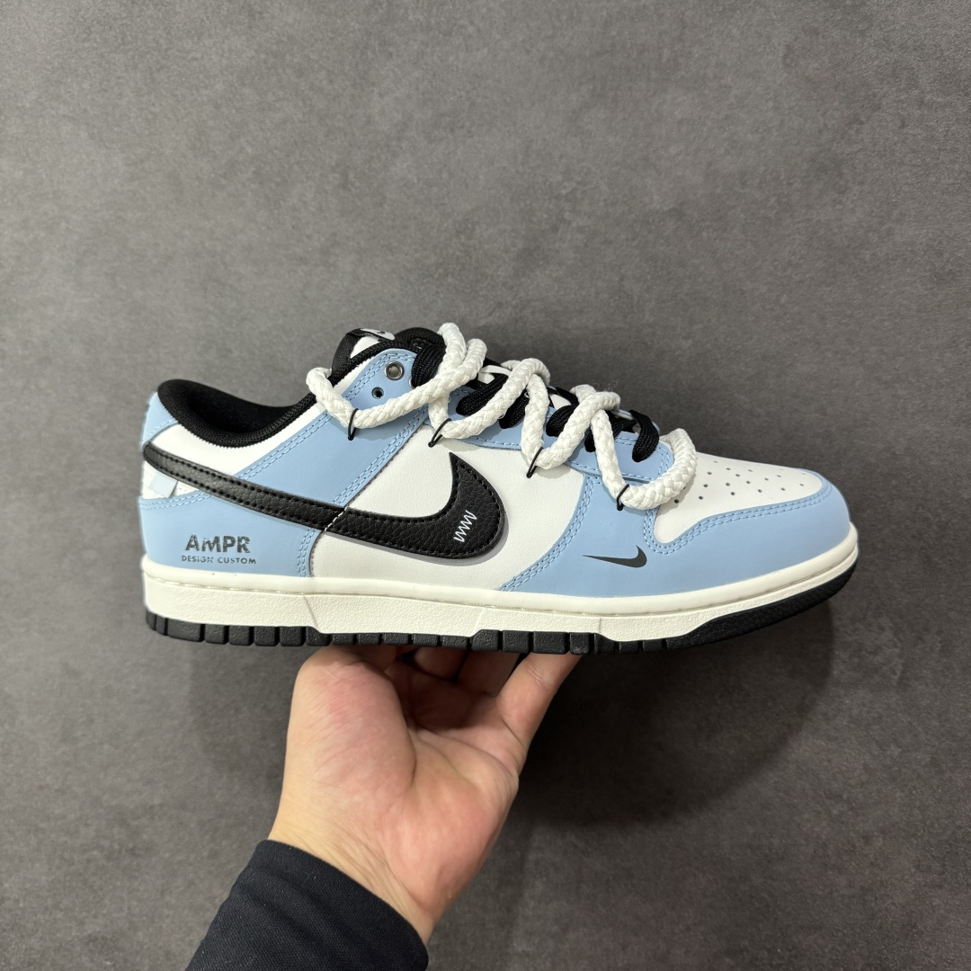 【定制版】Nike Dunk SB Low 耐克 SB 低帮 逍遥游 蓝白黑解构双鞋带 此款鞋身采用浅蓝磨砂皮革与纯白覆面拼接,如破晓时天空与云层的交织。荔枝纹黑色Swoosh Logo以锐利弧线贯穿鞋侧,附以米白编织绑带打破常规构造,强化整体机能感。后套破碎感英文镌刻于鞋侧,低调宣告定制级身份,为潮流玩家保留专属辨识度。 货号:BB0620-113 尺码:40 40.5 41 42 42.5 43 44 44.5 45 46 编码:HXSB330340-选品中心
