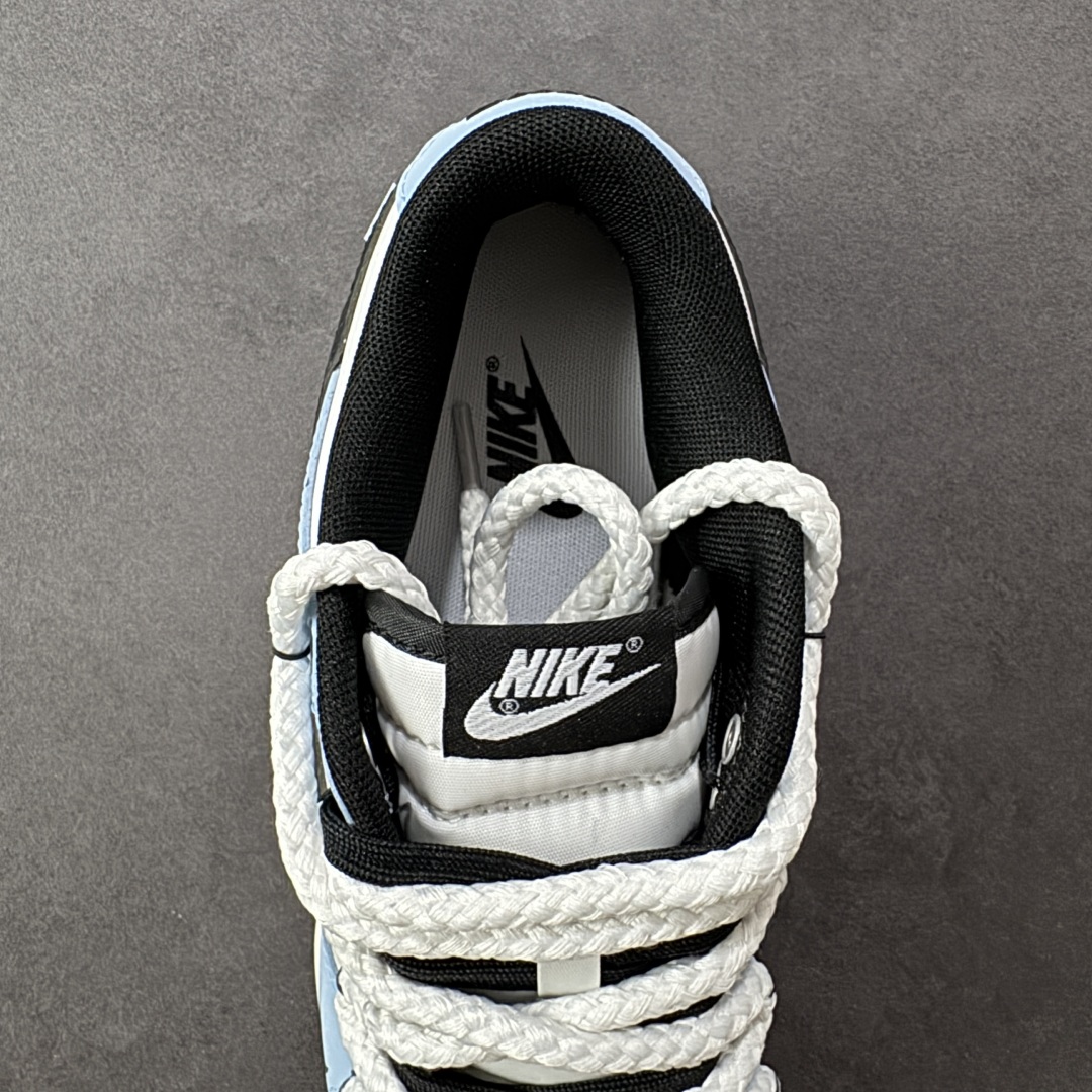图片[7]-【定制版】Nike Dunk SB Low 耐克 SB 低帮 逍遥游 蓝白黑解构双鞋带 此款鞋身采用浅蓝磨砂皮革与纯白覆面拼接，如破晓时天空与云层的交织。荔枝纹黑色Swoosh Logo以锐利弧线贯穿鞋侧，附以米白编织绑带打破常规构造，强化整体机能感。后套破碎感英文镌刻于鞋侧，低调宣告定制级身份，为潮流玩家保留专属辨识度。 货号：BB0620-113 尺码：40 40.5 41 42 42.5 43 44 44.5 45 46 编码：HXSB330340-选品中心