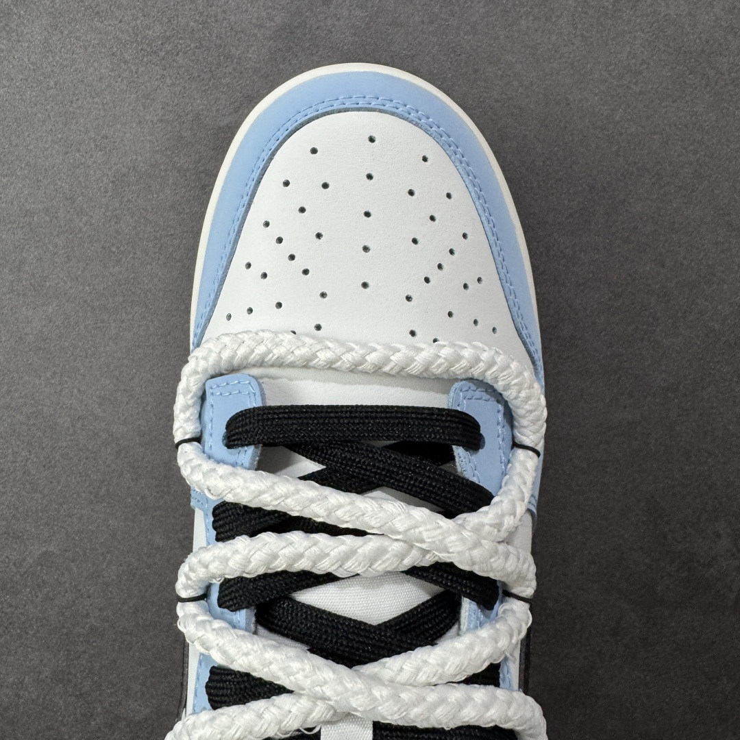 图片[8]-【定制版】Nike Dunk SB Low 耐克 SB 低帮 逍遥游 蓝白黑解构双鞋带 此款鞋身采用浅蓝磨砂皮革与纯白覆面拼接，如破晓时天空与云层的交织。荔枝纹黑色Swoosh Logo以锐利弧线贯穿鞋侧，附以米白编织绑带打破常规构造，强化整体机能感。后套破碎感英文镌刻于鞋侧，低调宣告定制级身份，为潮流玩家保留专属辨识度。 货号：BB0620-113 尺码：40 40.5 41 42 42.5 43 44 44.5 45 46 编码：HXSB330340-选品中心