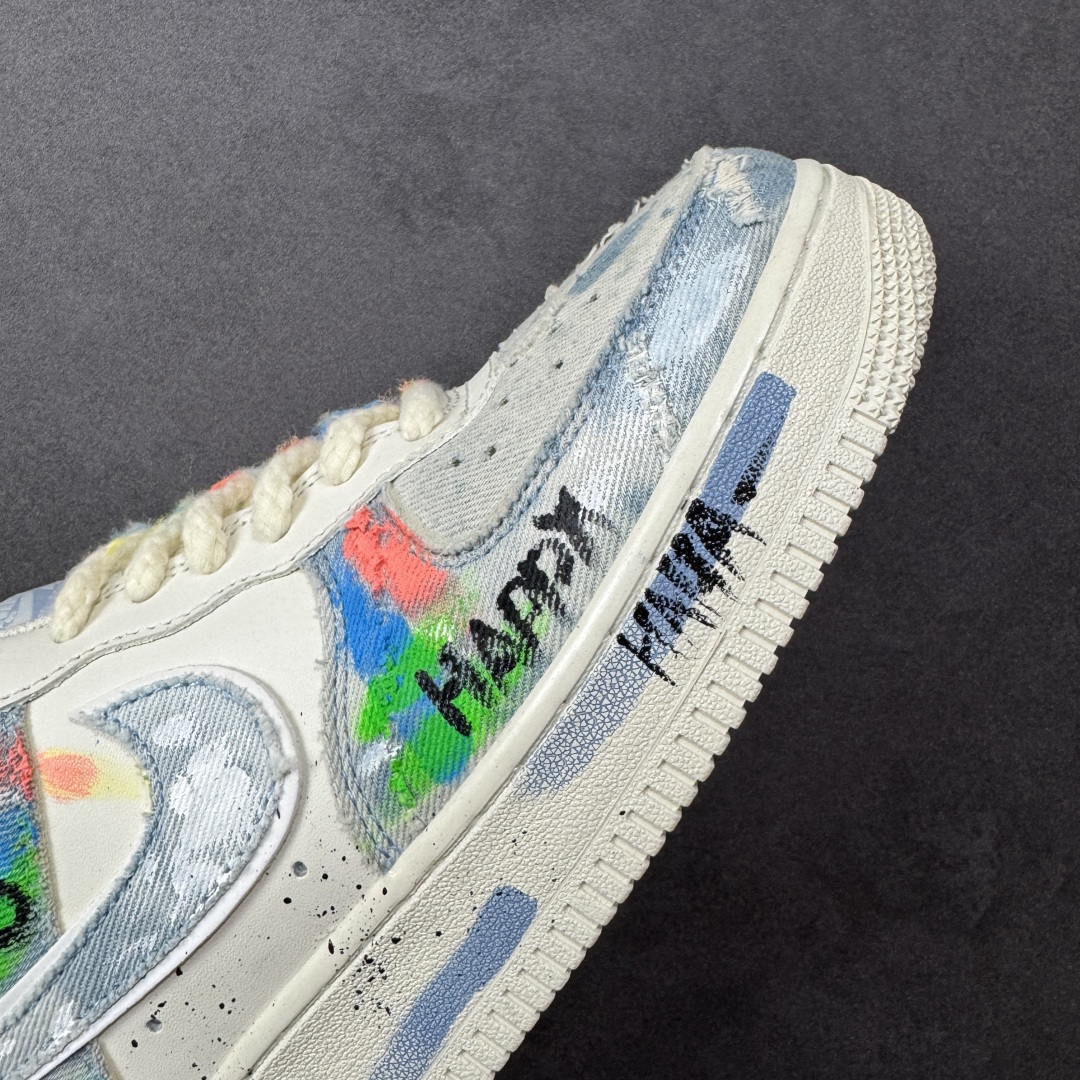 图片[5]-【定制版】Nike Air Force 1\’07 Low \”Fantasy Cowboy\” 手绘涂鸦 狂想牛仔 空军一号低帮休闲板鞋 CW1888-116  #以米白基底碰撞水洗牛仔面料，破洞与毛边的细节为复古质感注入随性基因。彩色泼墨、“HAPPY”“So……”的手写涂鸦，像是创作者在鞋面上的情绪速写，将快乐与戏谑的灵魂具象化；带彩点的鞋带、鞋侧标志性Swoosh的牛仔拼接，每一处设计都在打破常规，把街头艺术的野性与牛仔的复古肌理揉成独特的潮流语言  尺码：36 36.5 37.5 38 38.5 39 40 40.5 41 42 42.5 43 44 44.5 45 编码：HXSA310320-选品中心