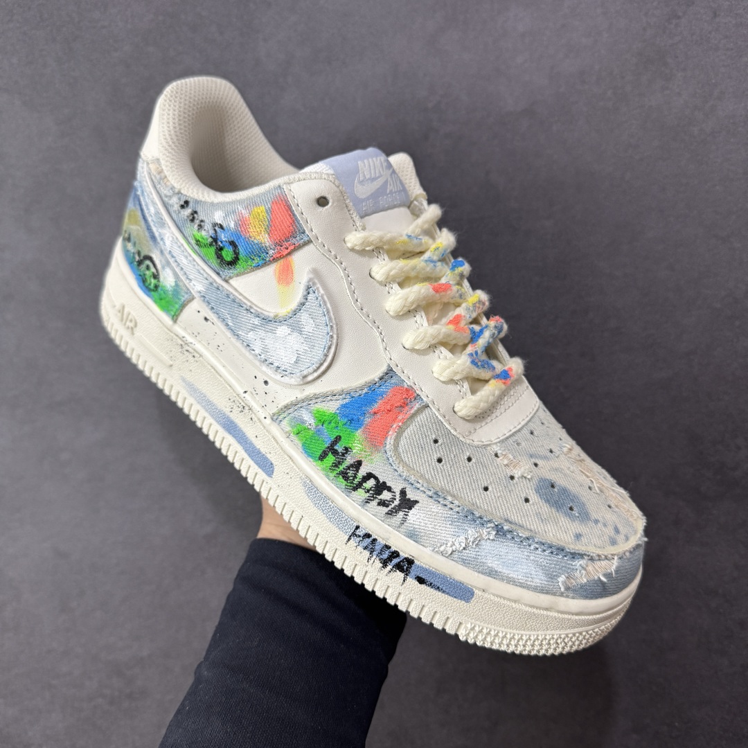 图片[3]-【定制版】Nike Air Force 1\’07 Low \”Fantasy Cowboy\” 手绘涂鸦 狂想牛仔 空军一号低帮休闲板鞋 CW1888-116  #以米白基底碰撞水洗牛仔面料，破洞与毛边的细节为复古质感注入随性基因。彩色泼墨、“HAPPY”“So……”的手写涂鸦，像是创作者在鞋面上的情绪速写，将快乐与戏谑的灵魂具象化；带彩点的鞋带、鞋侧标志性Swoosh的牛仔拼接，每一处设计都在打破常规，把街头艺术的野性与牛仔的复古肌理揉成独特的潮流语言  尺码：36 36.5 37.5 38 38.5 39 40 40.5 41 42 42.5 43 44 44.5 45 编码：HXSA310320-选品中心