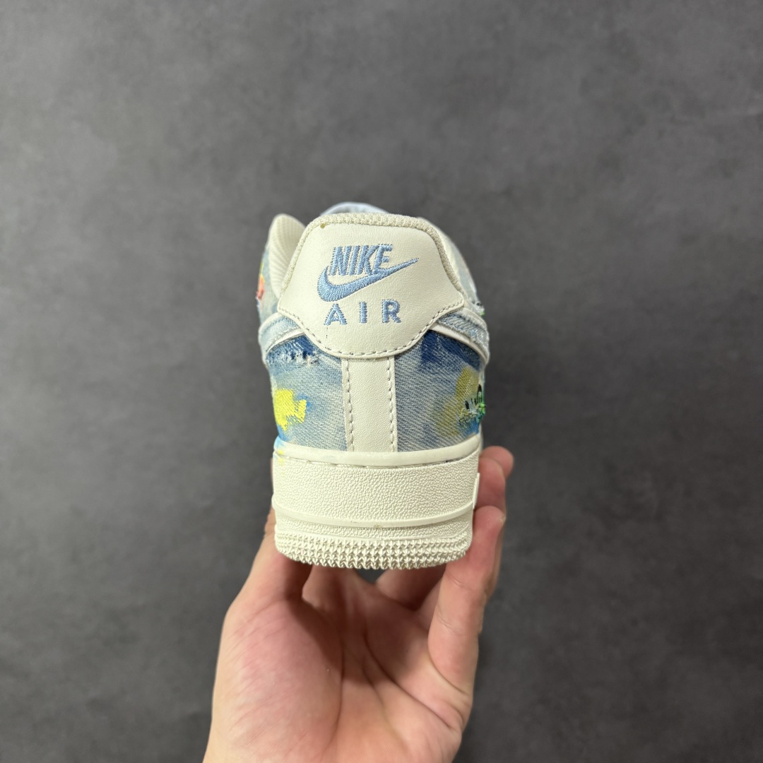 图片[4]-【定制版】Nike Air Force 1\’07 Low \”Fantasy Cowboy\” 手绘涂鸦 狂想牛仔 空军一号低帮休闲板鞋 CW1888-116  #以米白基底碰撞水洗牛仔面料，破洞与毛边的细节为复古质感注入随性基因。彩色泼墨、“HAPPY”“So……”的手写涂鸦，像是创作者在鞋面上的情绪速写，将快乐与戏谑的灵魂具象化；带彩点的鞋带、鞋侧标志性Swoosh的牛仔拼接，每一处设计都在打破常规，把街头艺术的野性与牛仔的复古肌理揉成独特的潮流语言  尺码：36 36.5 37.5 38 38.5 39 40 40.5 41 42 42.5 43 44 44.5 45 编码：HXSA310320-选品中心