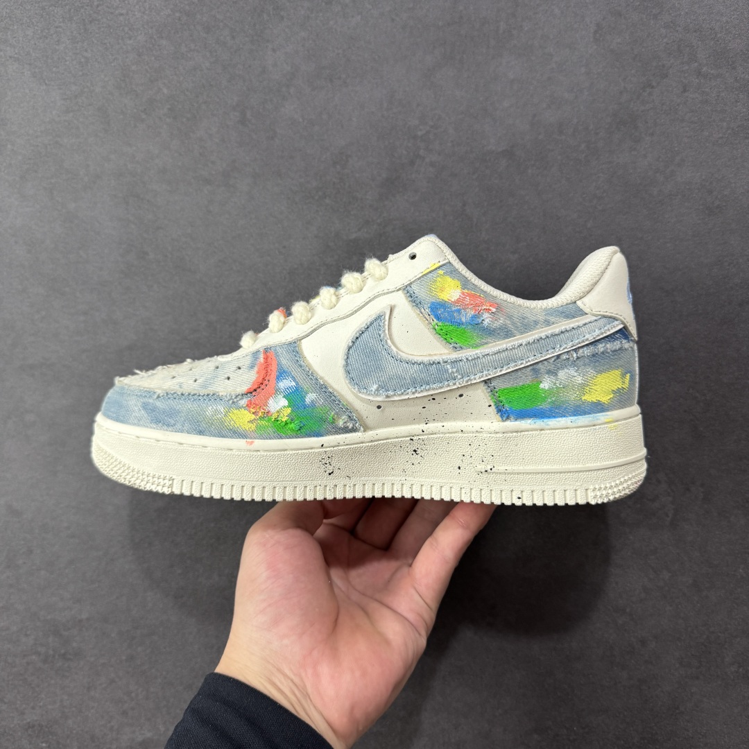 图片[2]-【定制版】Nike Air Force 1\’07 Low \”Fantasy Cowboy\” 手绘涂鸦 狂想牛仔 空军一号低帮休闲板鞋 CW1888-116  #以米白基底碰撞水洗牛仔面料，破洞与毛边的细节为复古质感注入随性基因。彩色泼墨、“HAPPY”“So……”的手写涂鸦，像是创作者在鞋面上的情绪速写，将快乐与戏谑的灵魂具象化；带彩点的鞋带、鞋侧标志性Swoosh的牛仔拼接，每一处设计都在打破常规，把街头艺术的野性与牛仔的复古肌理揉成独特的潮流语言  尺码：36 36.5 37.5 38 38.5 39 40 40.5 41 42 42.5 43 44 44.5 45 编码：HXSA310320-选品中心