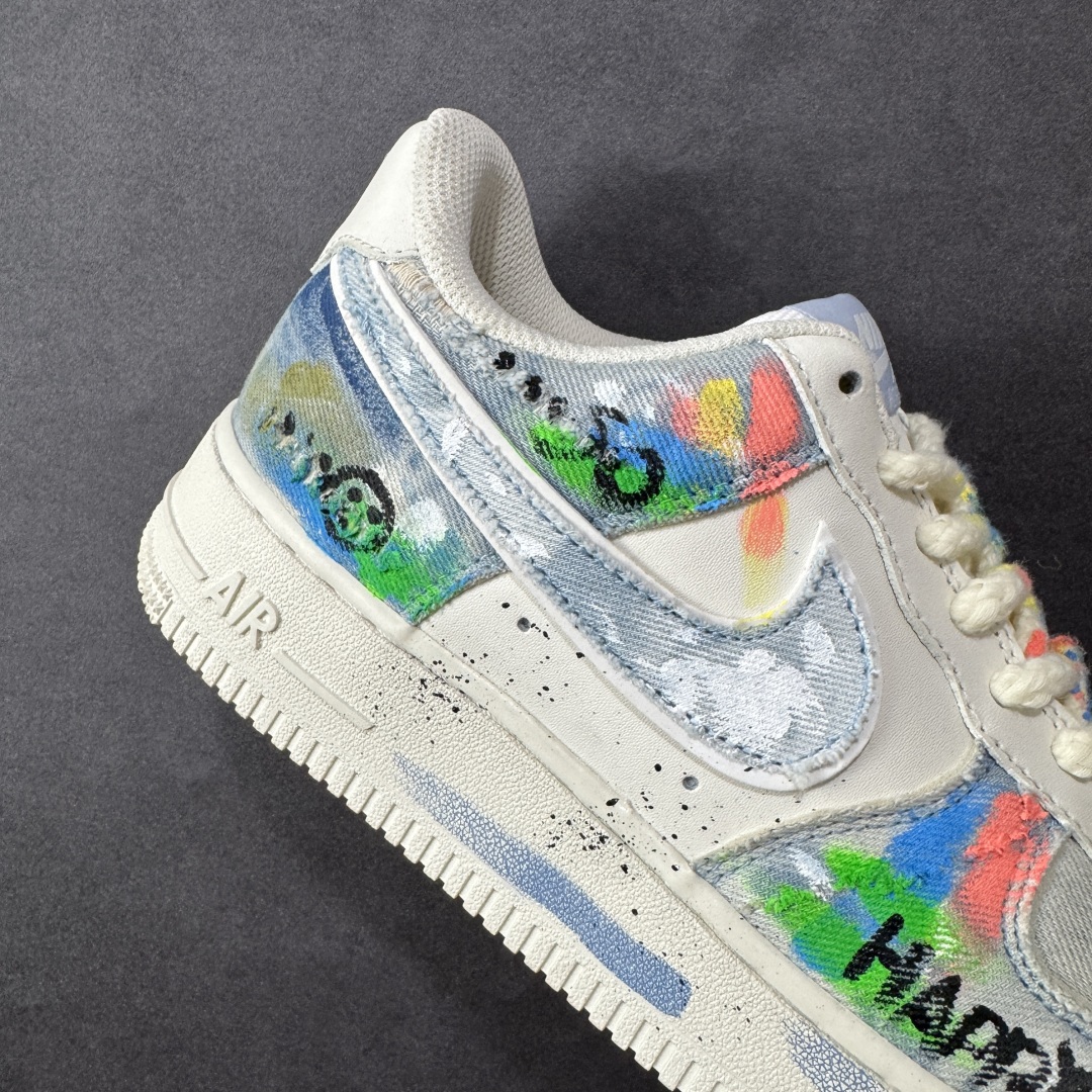 图片[6]-【定制版】Nike Air Force 1\’07 Low \”Fantasy Cowboy\” 手绘涂鸦 狂想牛仔 空军一号低帮休闲板鞋 CW1888-116  #以米白基底碰撞水洗牛仔面料，破洞与毛边的细节为复古质感注入随性基因。彩色泼墨、“HAPPY”“So……”的手写涂鸦，像是创作者在鞋面上的情绪速写，将快乐与戏谑的灵魂具象化；带彩点的鞋带、鞋侧标志性Swoosh的牛仔拼接，每一处设计都在打破常规，把街头艺术的野性与牛仔的复古肌理揉成独特的潮流语言  尺码：36 36.5 37.5 38 38.5 39 40 40.5 41 42 42.5 43 44 44.5 45 编码：HXSA310320-选品中心