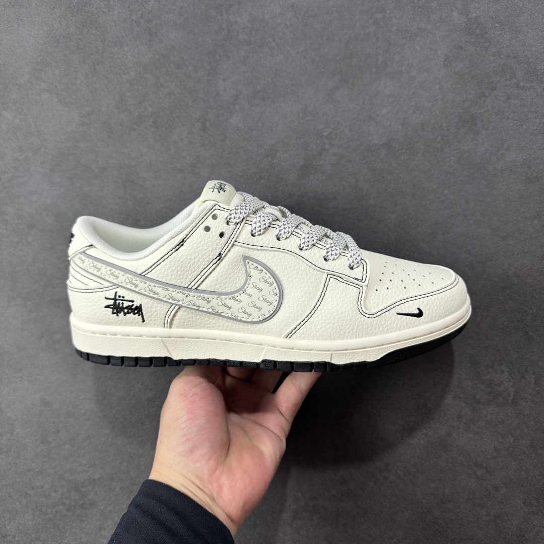 【定制版】Stussy x Nike Dunk SB Low 斯图西 x 耐克 SB 低帮 米白黑 鞋身整体以米白色皮革打造,搭配米白色皮革框架覆盖层,使鞋款十分百搭,鞋身两侧Swoosh Logo采用白色点缀并以银色进行描边,后跟装饰片辅以白色制作,鞋舌是网布材料以及黑色Stussy字样呈现,整体就是小白鞋设计,鞋头处迷你Swoosh Logo采用黑色刺绣妆点,后跟印有Stussy字样,彰显联名身份;最后以米白色中底搭配黑色橡胶外底完善整体设计收尾。 货号:HH7518-097 尺码:36 36.5 37.5 38 38.5 39 40 40.5 41 42 42.5 43 44 44.5 45 编码:HXSB330340-选品中心