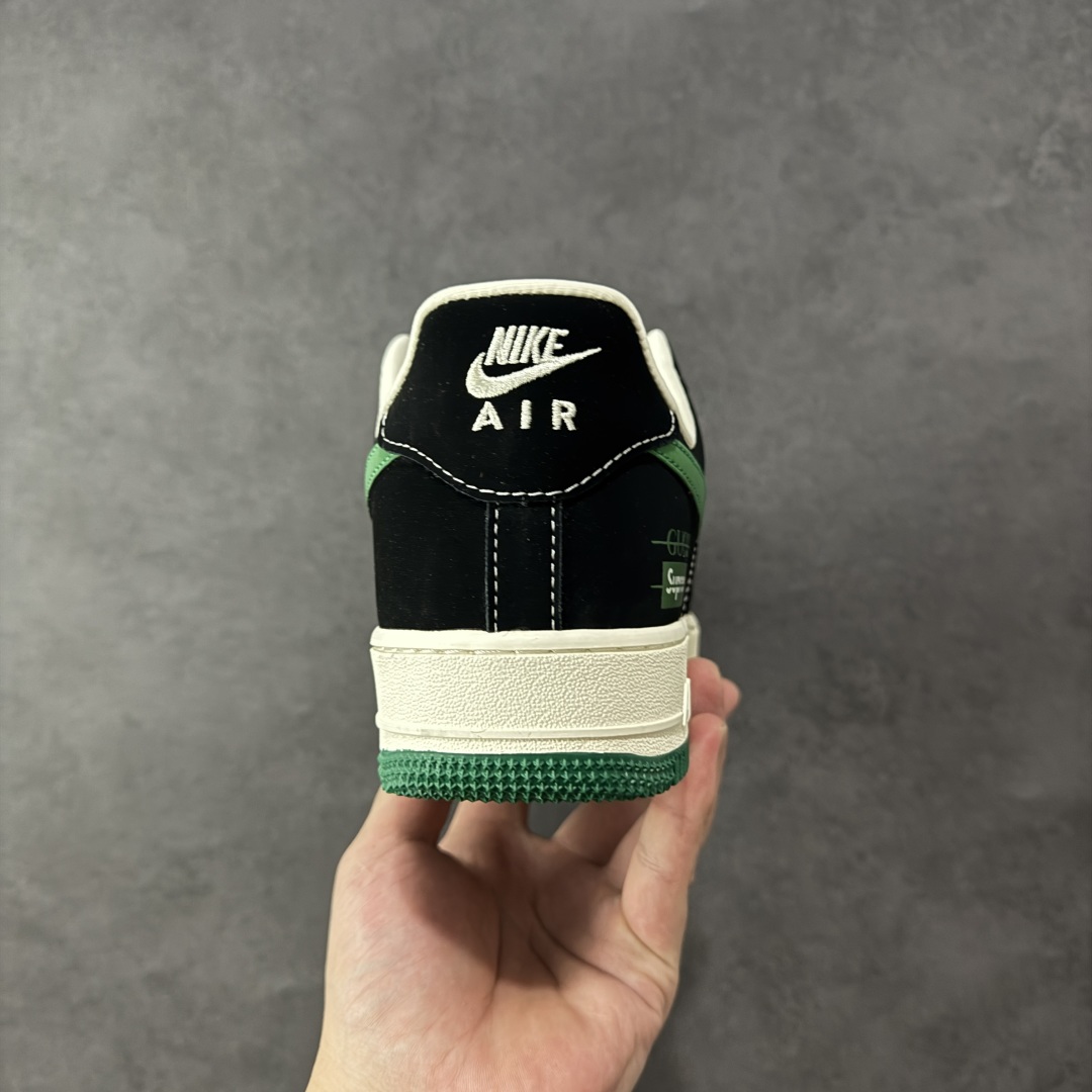 图片[4]-【定制版】Gucci x Supreme x Nike Air Force 1 Low 古驰古奇 x Sup x 耐克 空军一号 低帮 三方联名 黑白绿 鞋身整体采用米白色皮革搭配黑色框架覆盖层，设计独特且充满时尚感；鞋身两侧Swoosh Logo采用绿色3M反光点缀，后跟装饰片使用黑色制作，鞋头处迷你Swoosh Logo白色刺绣妆点，鞋舌以Nike Swoosh Logo呈现，后跟Nike Swoosh Logo及Air辅以白色刺绣妆点，后跟侧方印有Gucci及Supreme字样，彰显联名身份；最后以米白色中底搭配绿色橡胶外底完善整体设计收尾。 货号：KJ1688-017 尺码：36 36.5 37.5 38 38.5 39 40 40.5 41 42 42.5 43 44 44.5 45 编码：HXSB310320-选品中心