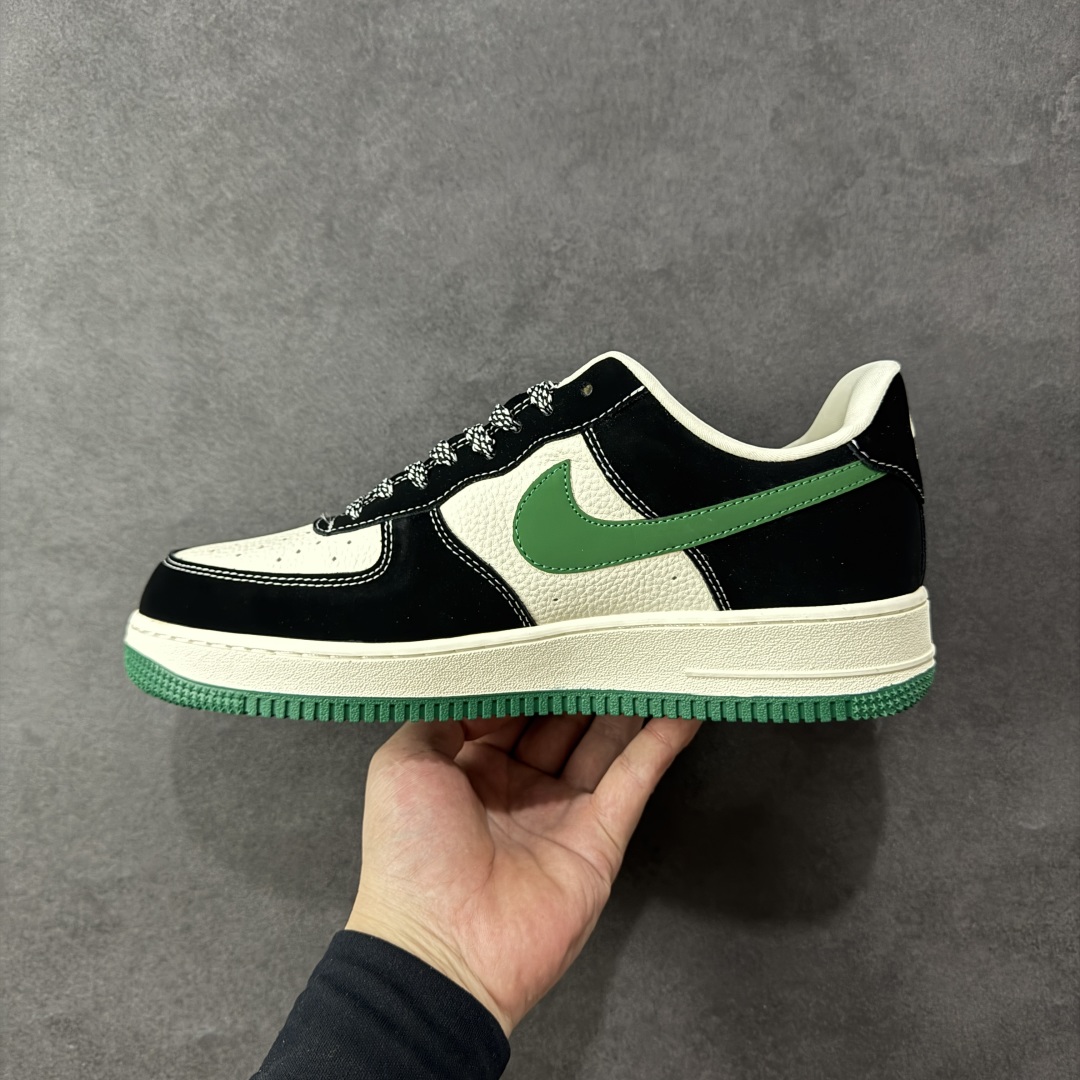 图片[2]-【定制版】Gucci x Supreme x Nike Air Force 1 Low 古驰古奇 x Sup x 耐克 空军一号 低帮 三方联名 黑白绿 鞋身整体采用米白色皮革搭配黑色框架覆盖层，设计独特且充满时尚感；鞋身两侧Swoosh Logo采用绿色3M反光点缀，后跟装饰片使用黑色制作，鞋头处迷你Swoosh Logo白色刺绣妆点，鞋舌以Nike Swoosh Logo呈现，后跟Nike Swoosh Logo及Air辅以白色刺绣妆点，后跟侧方印有Gucci及Supreme字样，彰显联名身份；最后以米白色中底搭配绿色橡胶外底完善整体设计收尾。 货号：KJ1688-017 尺码：36 36.5 37.5 38 38.5 39 40 40.5 41 42 42.5 43 44 44.5 45 编码：HXSB310320-选品中心