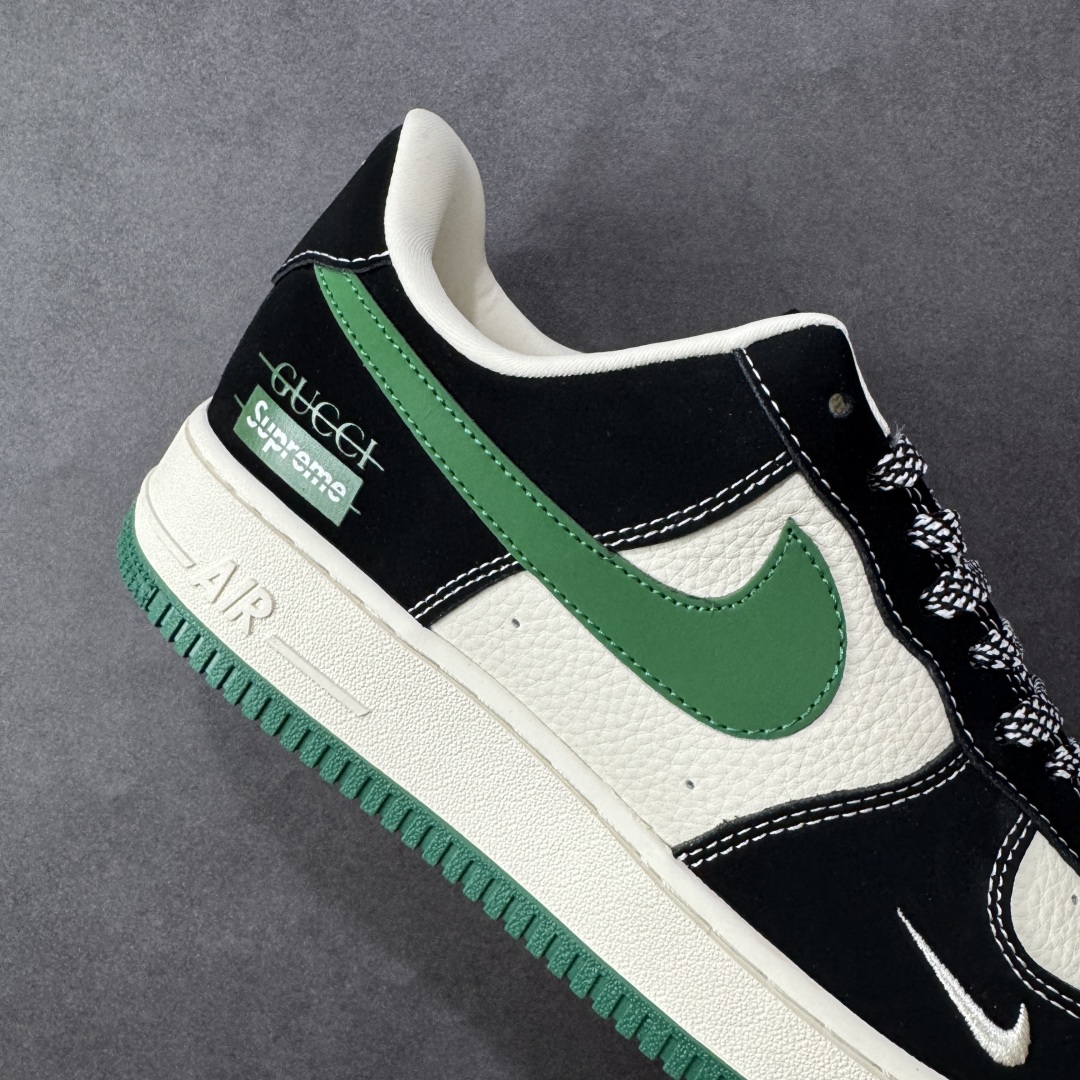 图片[6]-【定制版】Gucci x Supreme x Nike Air Force 1 Low 古驰古奇 x Sup x 耐克 空军一号 低帮 三方联名 黑白绿 鞋身整体采用米白色皮革搭配黑色框架覆盖层，设计独特且充满时尚感；鞋身两侧Swoosh Logo采用绿色3M反光点缀，后跟装饰片使用黑色制作，鞋头处迷你Swoosh Logo白色刺绣妆点，鞋舌以Nike Swoosh Logo呈现，后跟Nike Swoosh Logo及Air辅以白色刺绣妆点，后跟侧方印有Gucci及Supreme字样，彰显联名身份；最后以米白色中底搭配绿色橡胶外底完善整体设计收尾。 货号：KJ1688-017 尺码：36 36.5 37.5 38 38.5 39 40 40.5 41 42 42.5 43 44 44.5 45 编码：HXSB310320-选品中心