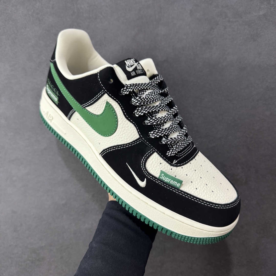 图片[3]-【定制版】Gucci x Supreme x Nike Air Force 1 Low 古驰古奇 x Sup x 耐克 空军一号 低帮 三方联名 黑白绿 鞋身整体采用米白色皮革搭配黑色框架覆盖层，设计独特且充满时尚感；鞋身两侧Swoosh Logo采用绿色3M反光点缀，后跟装饰片使用黑色制作，鞋头处迷你Swoosh Logo白色刺绣妆点，鞋舌以Nike Swoosh Logo呈现，后跟Nike Swoosh Logo及Air辅以白色刺绣妆点，后跟侧方印有Gucci及Supreme字样，彰显联名身份；最后以米白色中底搭配绿色橡胶外底完善整体设计收尾。 货号：KJ1688-017 尺码：36 36.5 37.5 38 38.5 39 40 40.5 41 42 42.5 43 44 44.5 45 编码：HXSB310320-选品中心