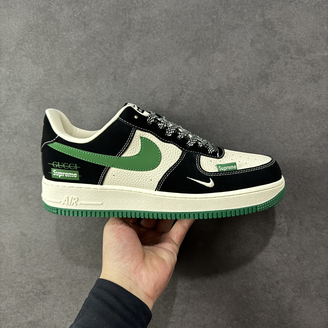 【定制版】Gucci x Supreme x Nike Air Force 1 Low 古驰古奇 x Sup x 耐克 空军一号 低帮 三方联名 黑白绿 鞋身整体采用米白色皮革搭配黑色框架覆盖层,设计独特且充满时尚感;鞋身两侧Swoosh Logo采用绿色3M反光点缀,后跟装饰片使用黑色制作,鞋头处迷你Swoosh Logo白色刺绣妆点,鞋舌以Nike Swoosh Logo呈现,后跟Nike Swoosh Logo及Air辅以白色刺绣妆点,后跟侧方印有Gucci及Supreme字样,彰显联名身份;最后以米白色中底搭配绿色橡胶外底完善整体设计收尾。 货号:KJ1688-017 尺码:36 36.5 37.5 38 38.5 39 40 40.5 41 42 42.5 43 44 44.5 45 编码:HXSB310320-选品中心