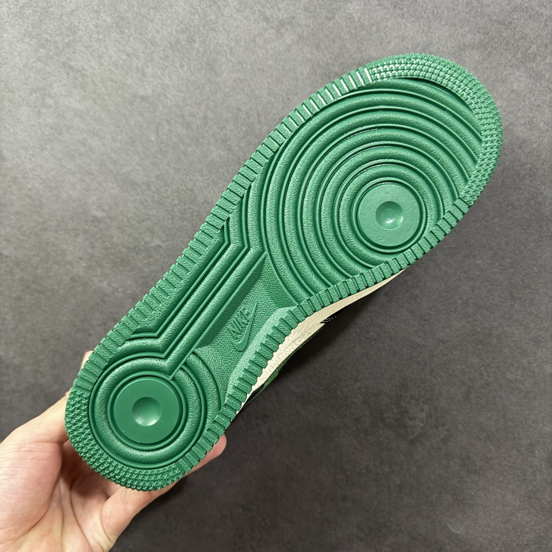 图片[9]-【定制版】Gucci x Supreme x Nike Air Force 1 Low 古驰古奇 x Sup x 耐克 空军一号 低帮 三方联名 黑白绿 鞋身整体采用米白色皮革搭配黑色框架覆盖层，设计独特且充满时尚感；鞋身两侧Swoosh Logo采用绿色3M反光点缀，后跟装饰片使用黑色制作，鞋头处迷你Swoosh Logo白色刺绣妆点，鞋舌以Nike Swoosh Logo呈现，后跟Nike Swoosh Logo及Air辅以白色刺绣妆点，后跟侧方印有Gucci及Supreme字样，彰显联名身份；最后以米白色中底搭配绿色橡胶外底完善整体设计收尾。 货号：KJ1688-017 尺码：36 36.5 37.5 38 38.5 39 40 40.5 41 42 42.5 43 44 44.5 45 编码：HXSB310320-选品中心
