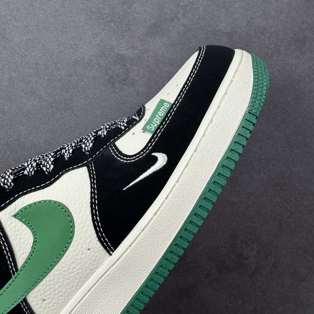 图片[5]-【定制版】Gucci x Supreme x Nike Air Force 1 Low 古驰古奇 x Sup x 耐克 空军一号 低帮 三方联名 黑白绿 鞋身整体采用米白色皮革搭配黑色框架覆盖层，设计独特且充满时尚感；鞋身两侧Swoosh Logo采用绿色3M反光点缀，后跟装饰片使用黑色制作，鞋头处迷你Swoosh Logo白色刺绣妆点，鞋舌以Nike Swoosh Logo呈现，后跟Nike Swoosh Logo及Air辅以白色刺绣妆点，后跟侧方印有Gucci及Supreme字样，彰显联名身份；最后以米白色中底搭配绿色橡胶外底完善整体设计收尾。 货号：KJ1688-017 尺码：36 36.5 37.5 38 38.5 39 40 40.5 41 42 42.5 43 44 44.5 45 编码：HXSB310320-选品中心